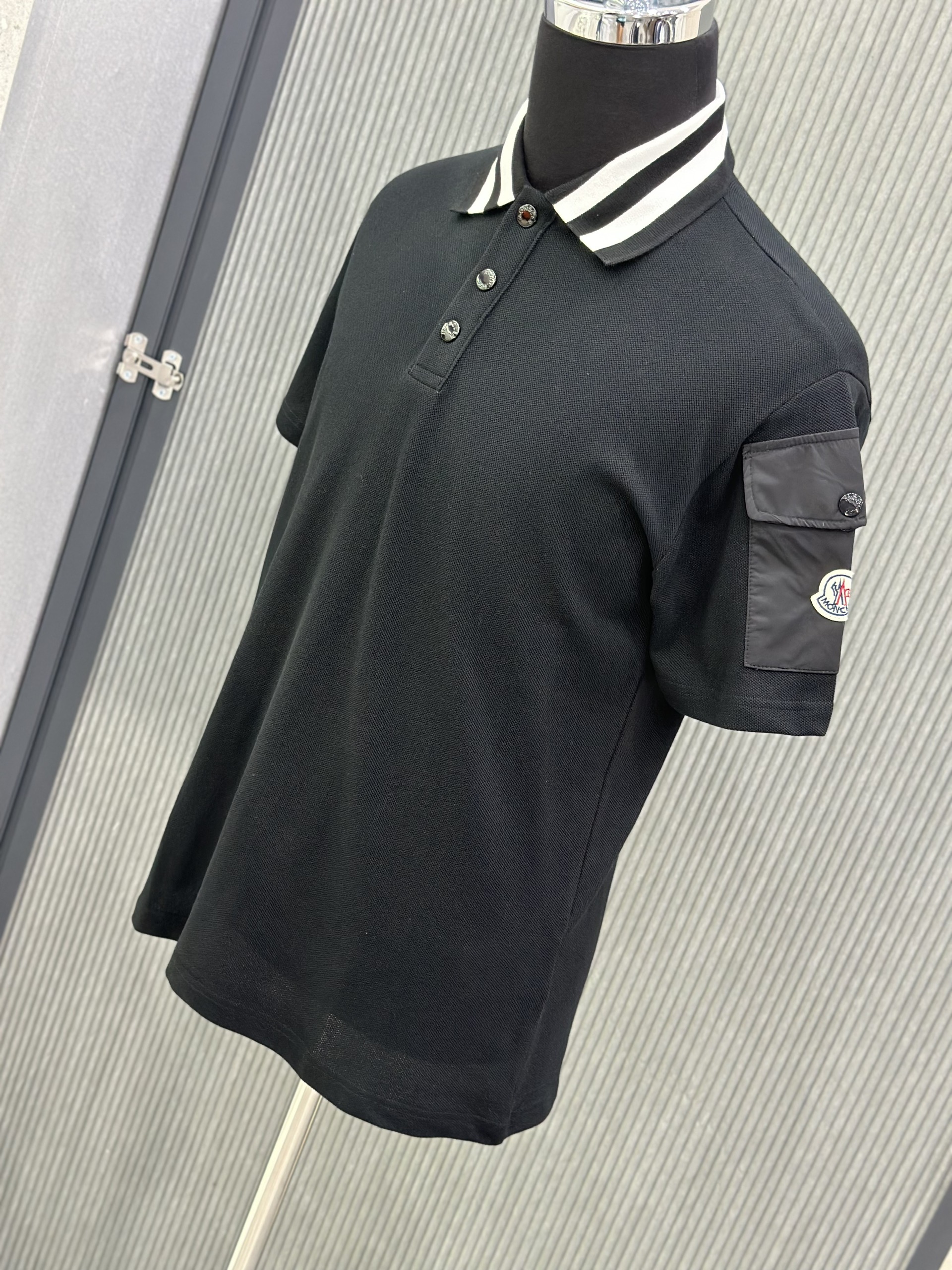Áo polo Moncler M Đen túi hộp tay phối kẻ sọc Trắng cổ Like Auth VTN