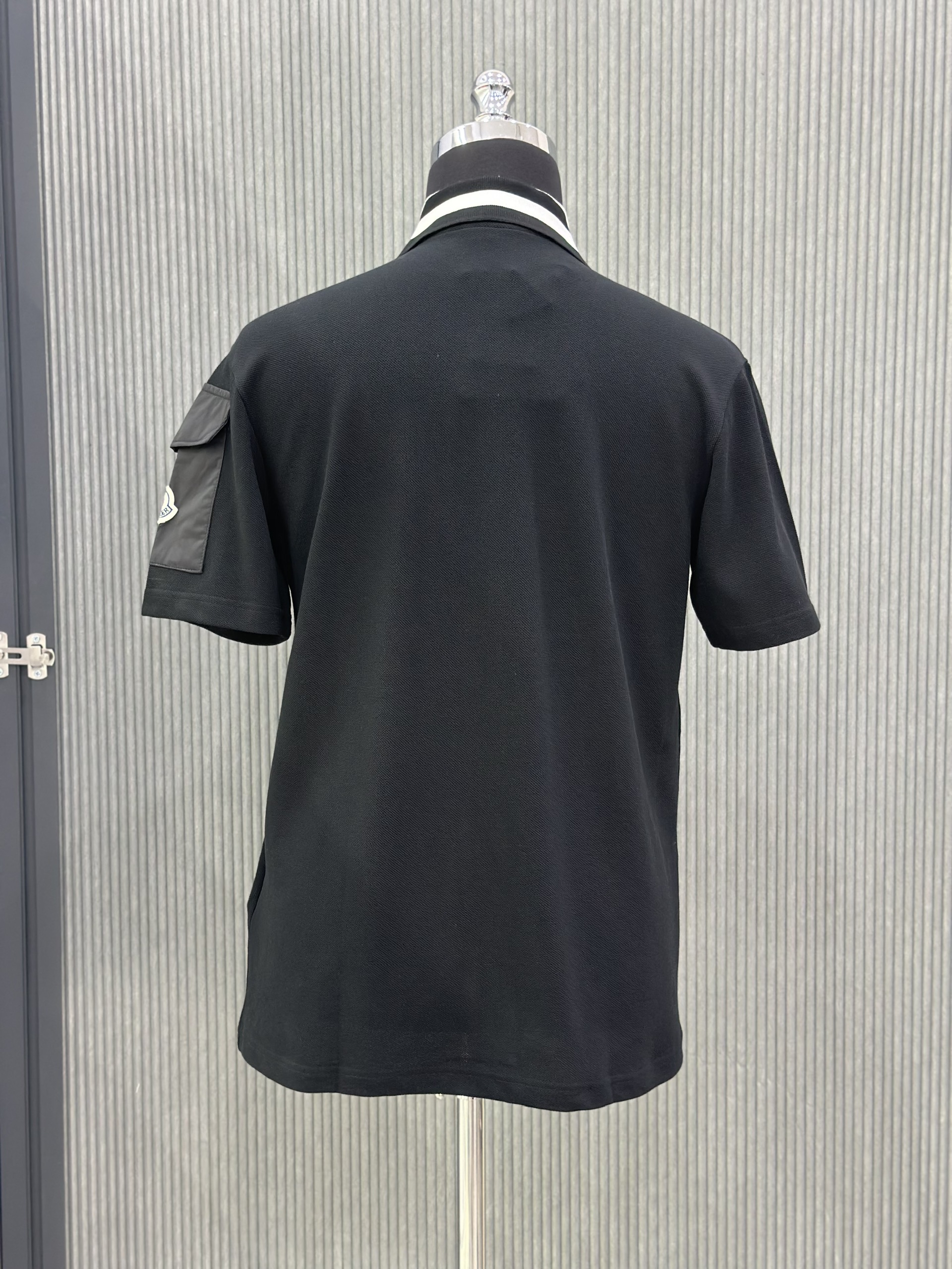 Áo polo Moncler M Đen túi hộp tay phối kẻ sọc Trắng cổ Like Auth VTN