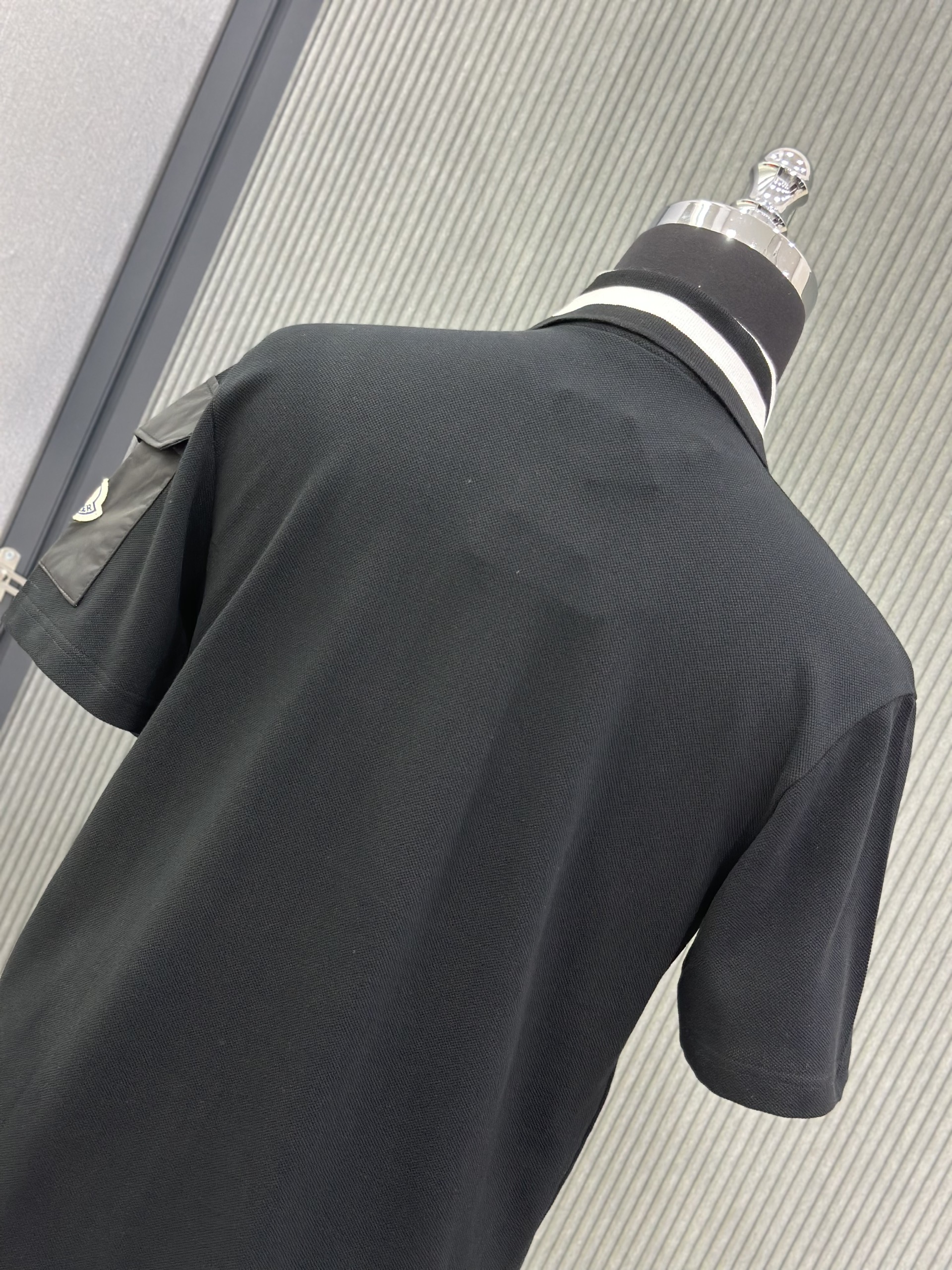 Áo polo Moncler M Đen túi hộp tay phối kẻ sọc Trắng cổ Like Auth VTN