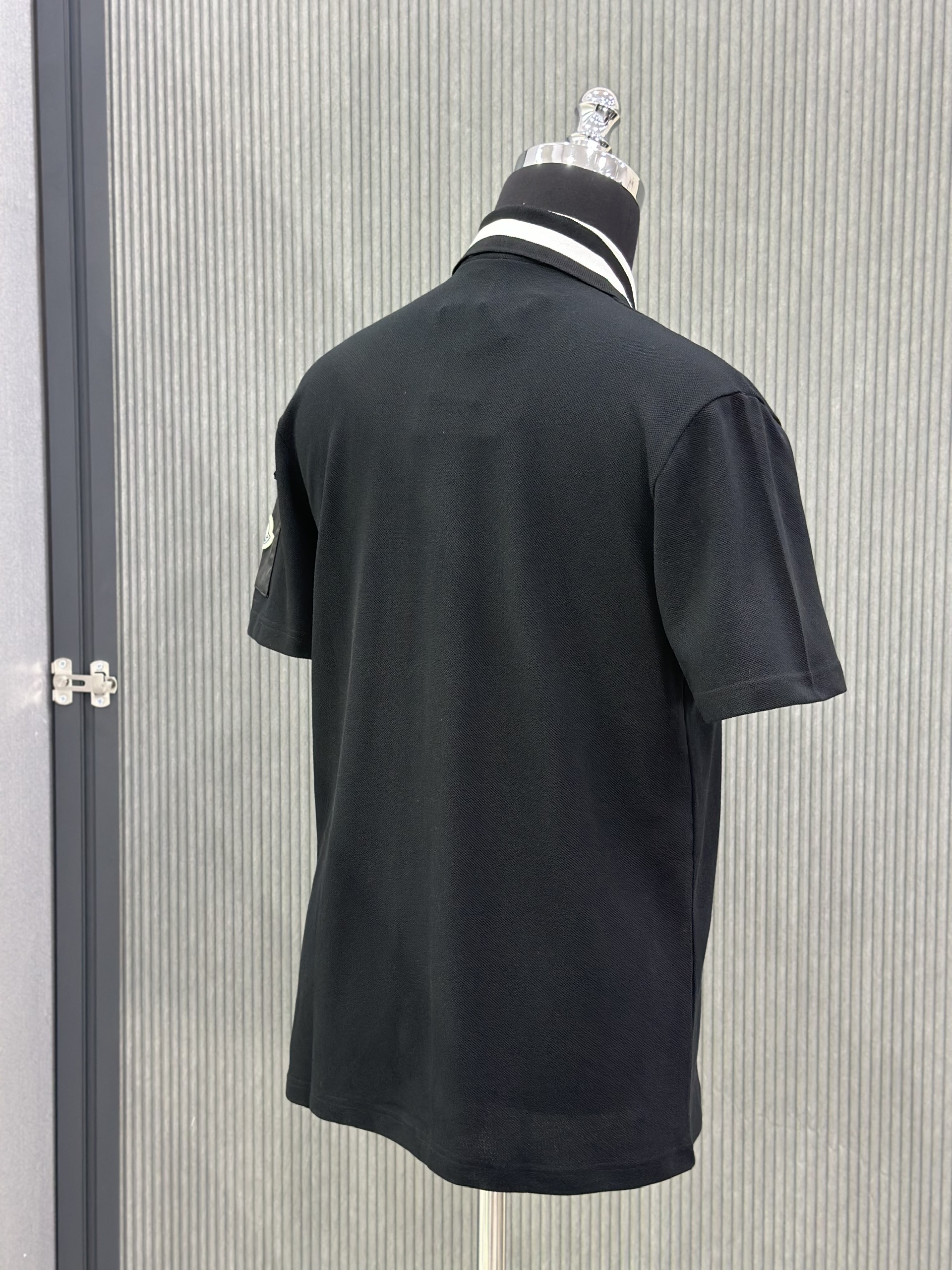 Áo polo Moncler M Đen túi hộp tay phối kẻ sọc Trắng cổ Like Auth VTN