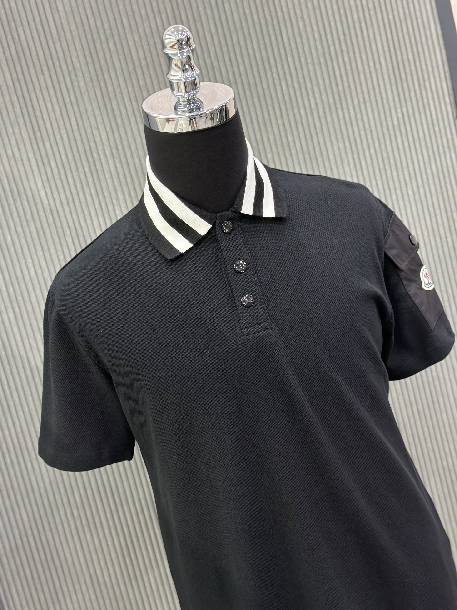 Áo polo Moncler M Đen túi hộp tay phối kẻ sọc Trắng cổ Like Auth VTN