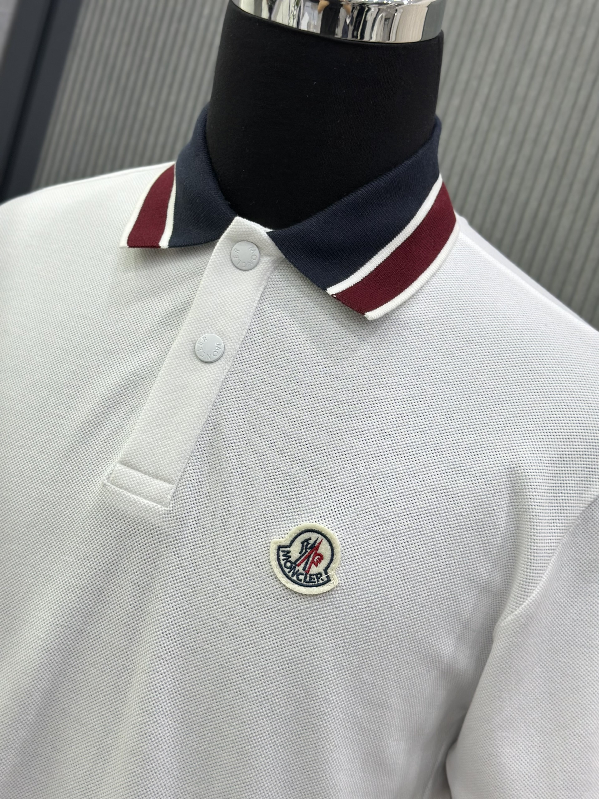 Áo polo Moncler M Trắng logo tròn thêu ngực phối kẻ sọc Đỏ Xanh cổ tay Like Auth VTN