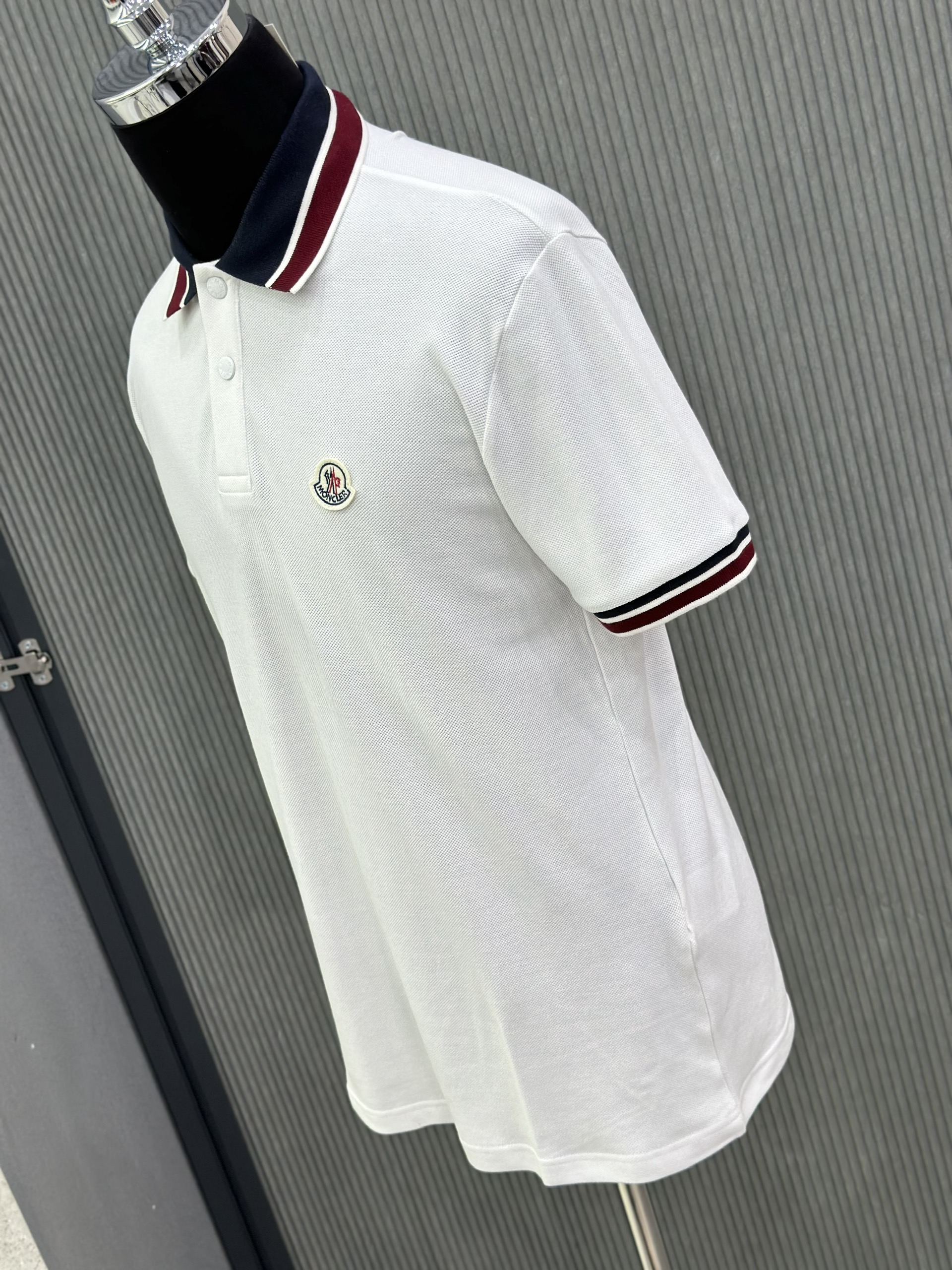 Áo polo Moncler M Trắng logo tròn thêu ngực phối kẻ sọc Đỏ Xanh cổ tay Like Auth VTN