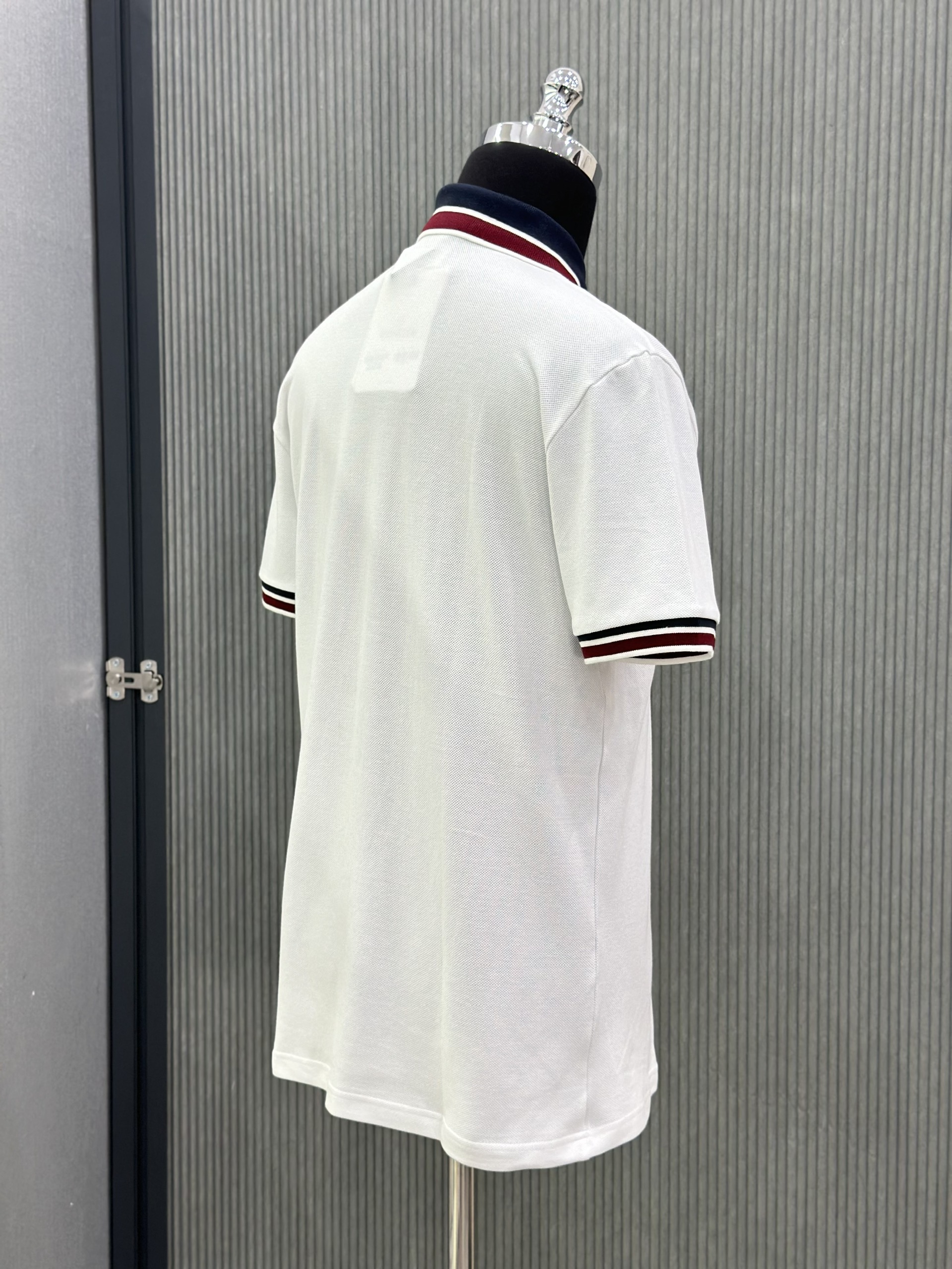 Áo polo Moncler M Trắng logo tròn thêu ngực phối kẻ sọc Đỏ Xanh cổ tay Like Auth VTN