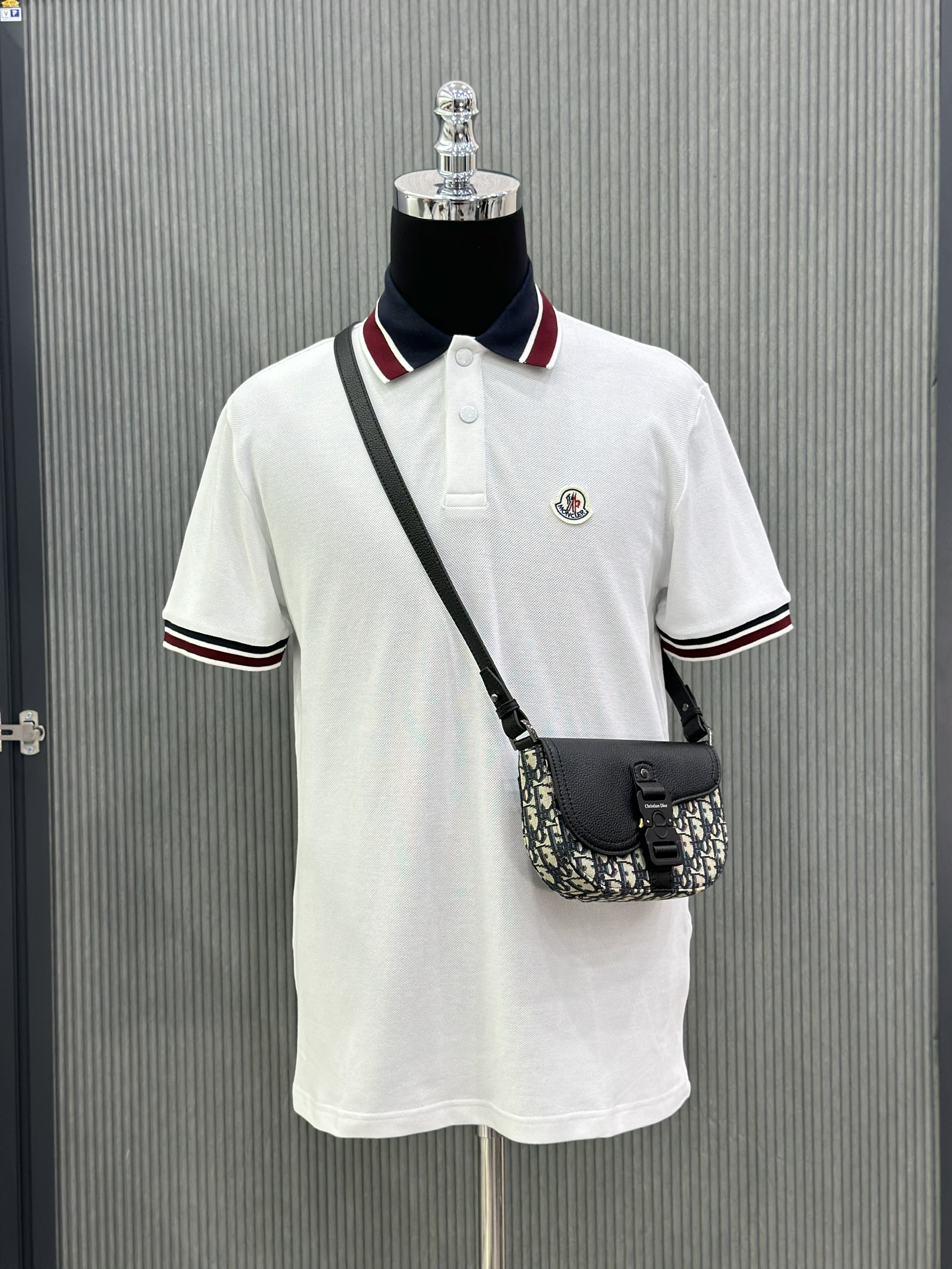 Áo polo Moncler M Trắng logo tròn thêu ngực phối kẻ sọc Đỏ Xanh cổ tay Like Auth VTN
