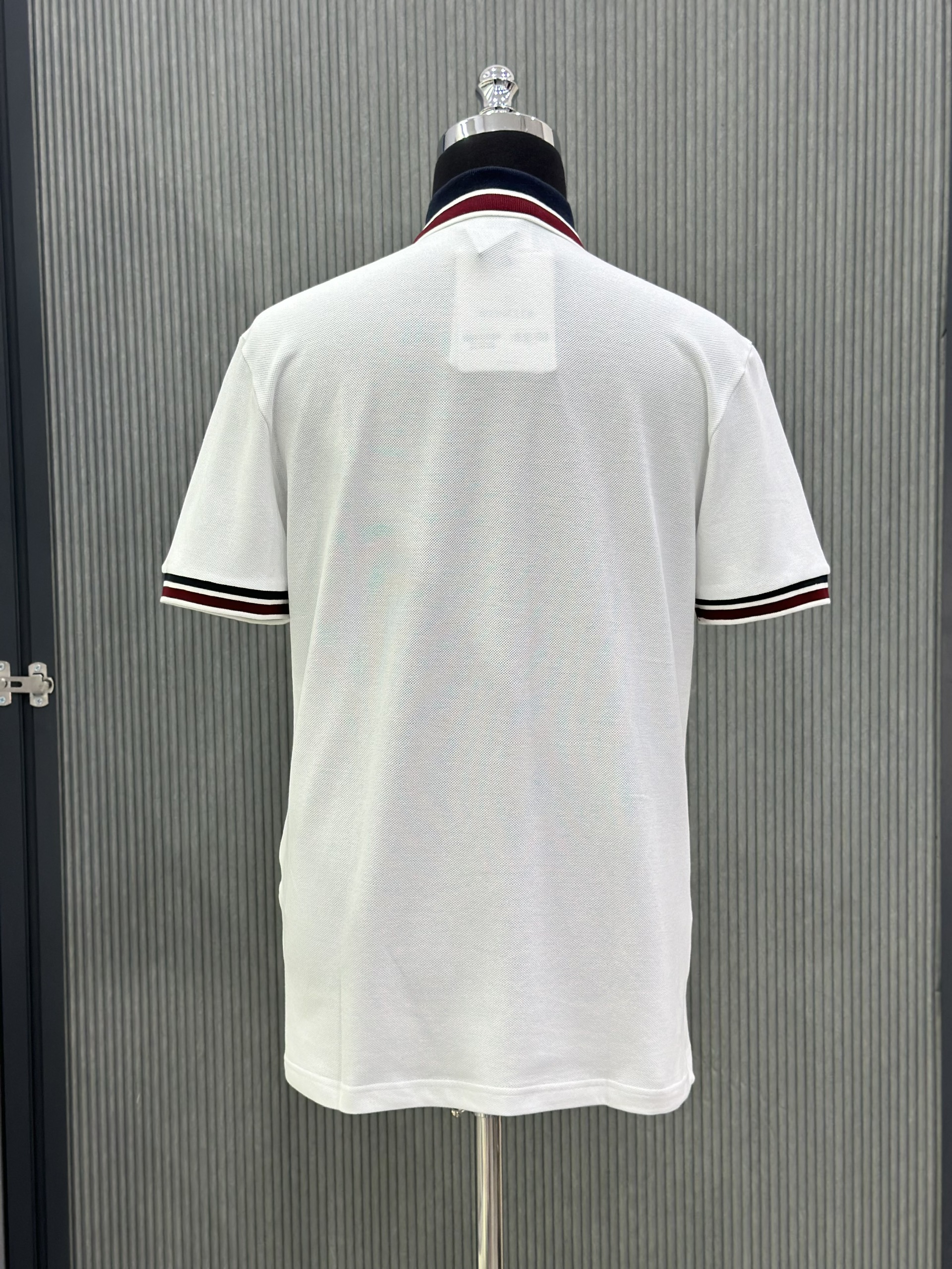 Áo polo Moncler M Trắng logo tròn thêu ngực phối kẻ sọc Đỏ Xanh cổ tay Like Auth VTN