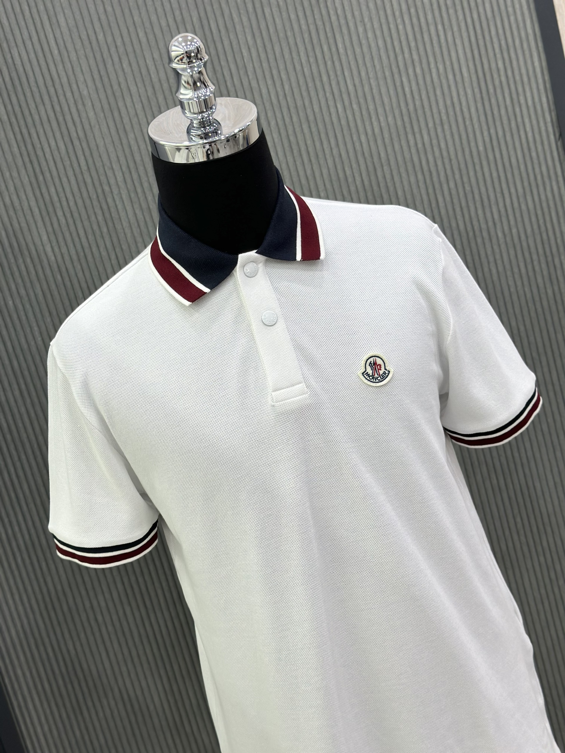 Áo polo Moncler M Trắng logo tròn thêu ngực phối kẻ sọc Đỏ Xanh cổ tay Like Auth VTN