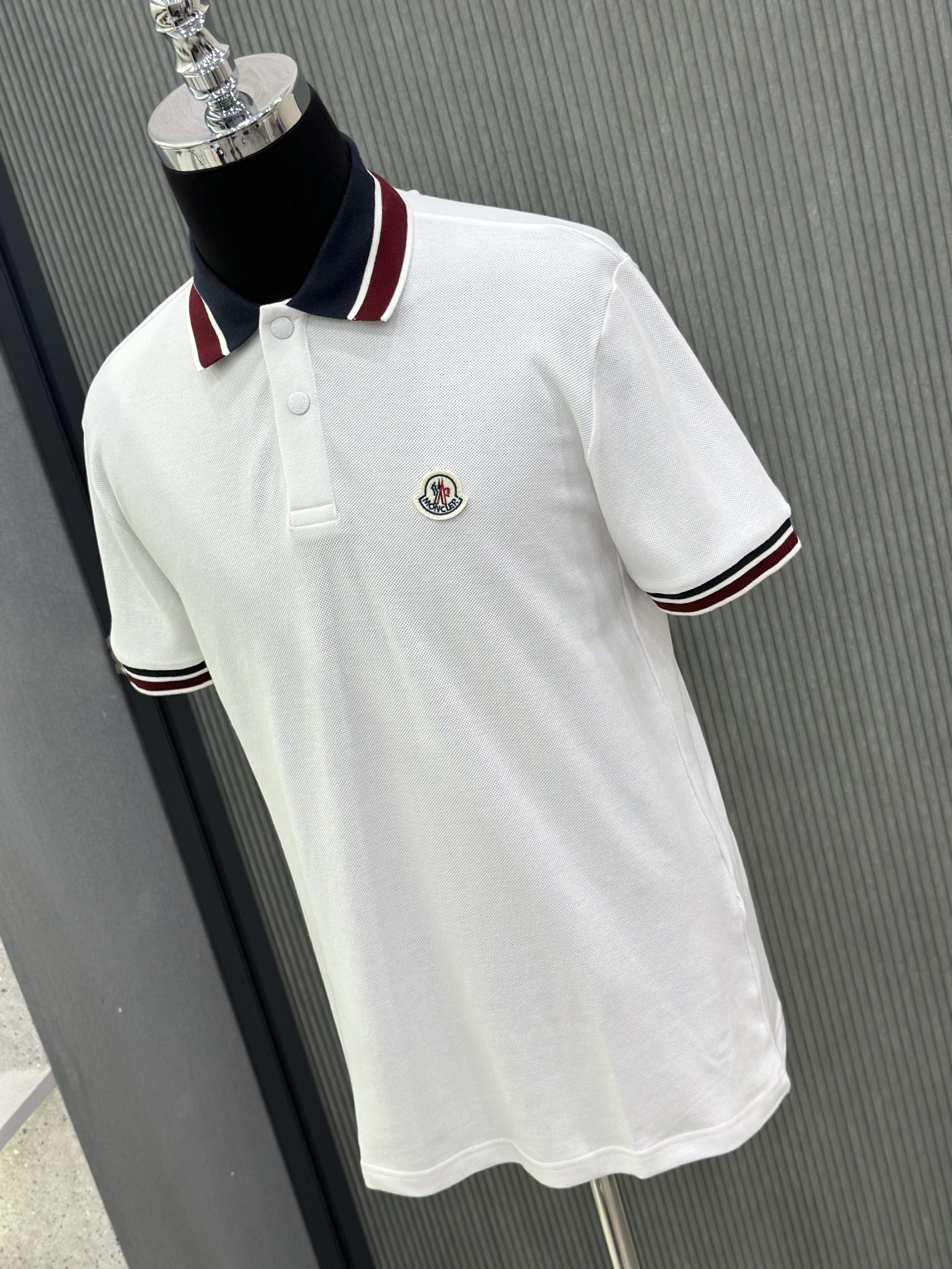 Áo polo Moncler M Trắng logo tròn thêu ngực phối kẻ sọc Đỏ Xanh cổ tay Like Auth VTN