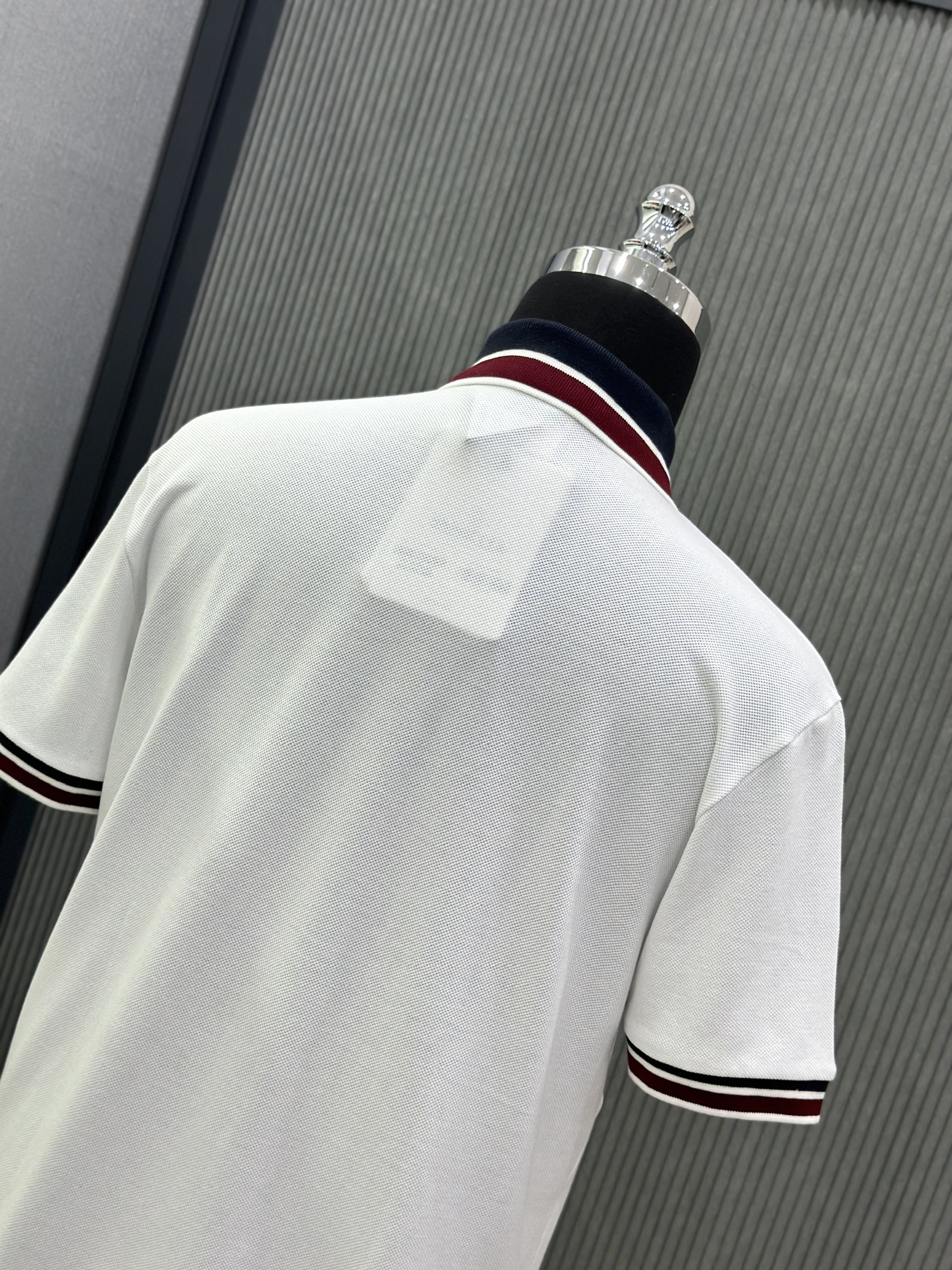 Áo polo Moncler M Trắng logo tròn thêu ngực phối kẻ sọc Đỏ Xanh cổ tay Like Auth VTN