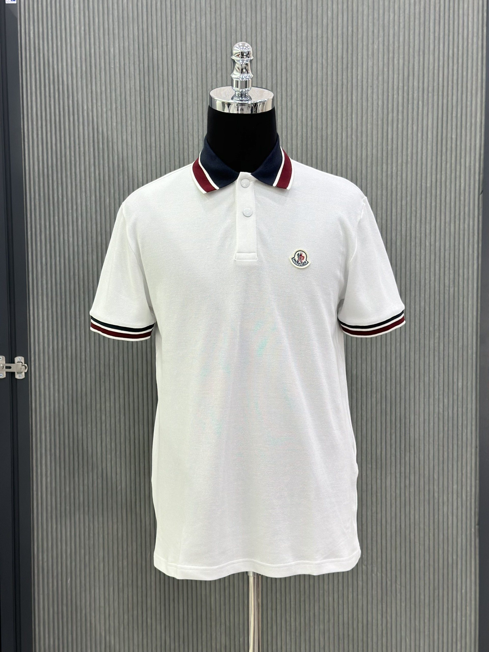 Áo polo Moncler M Trắng logo tròn thêu ngực phối kẻ sọc Đỏ Xanh cổ tay Like Auth VTN