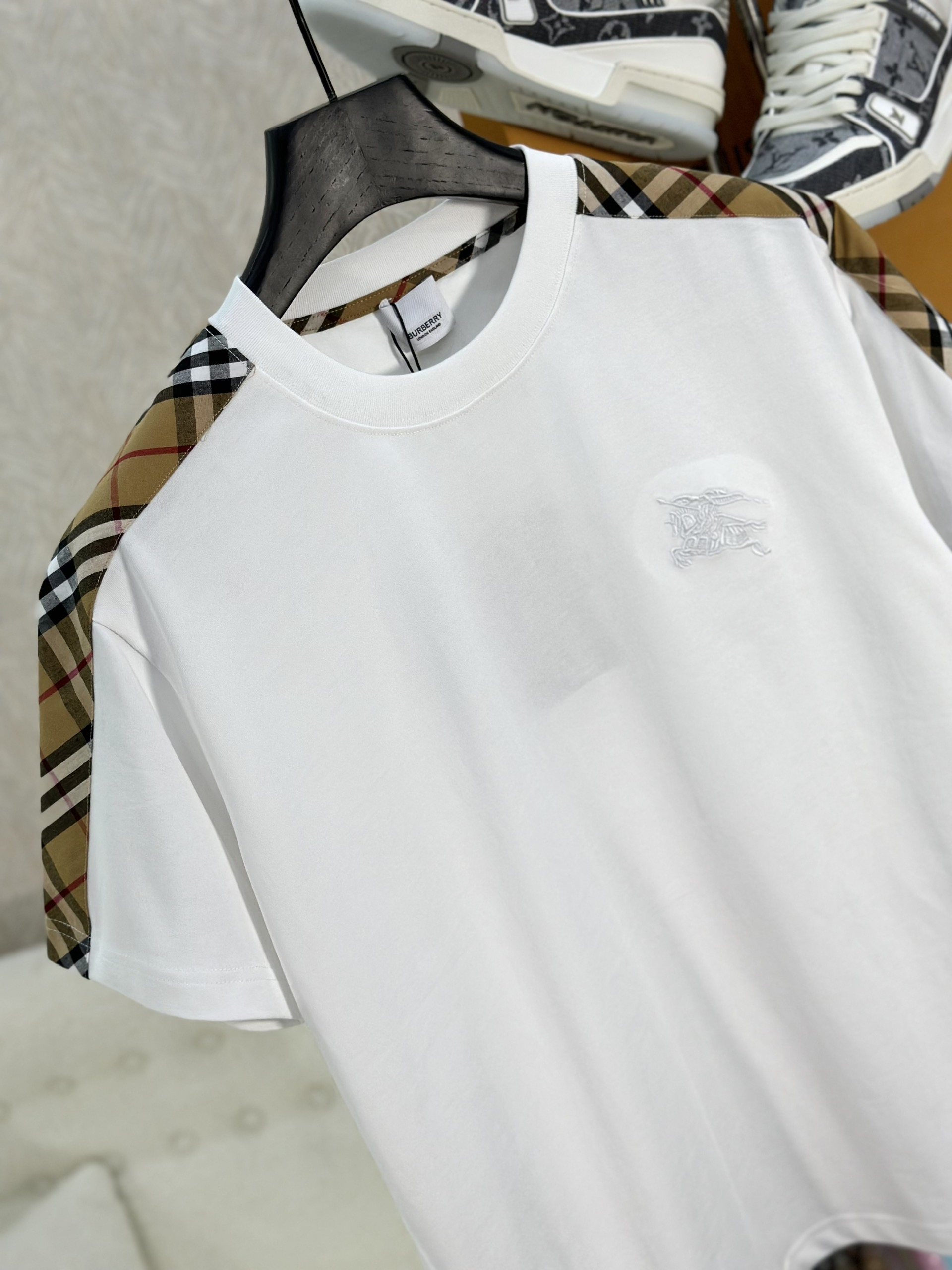 Áo phông T-shirt Burberry BBR kẻ sọc Nâu viền vai tay Like Auth on web VTN