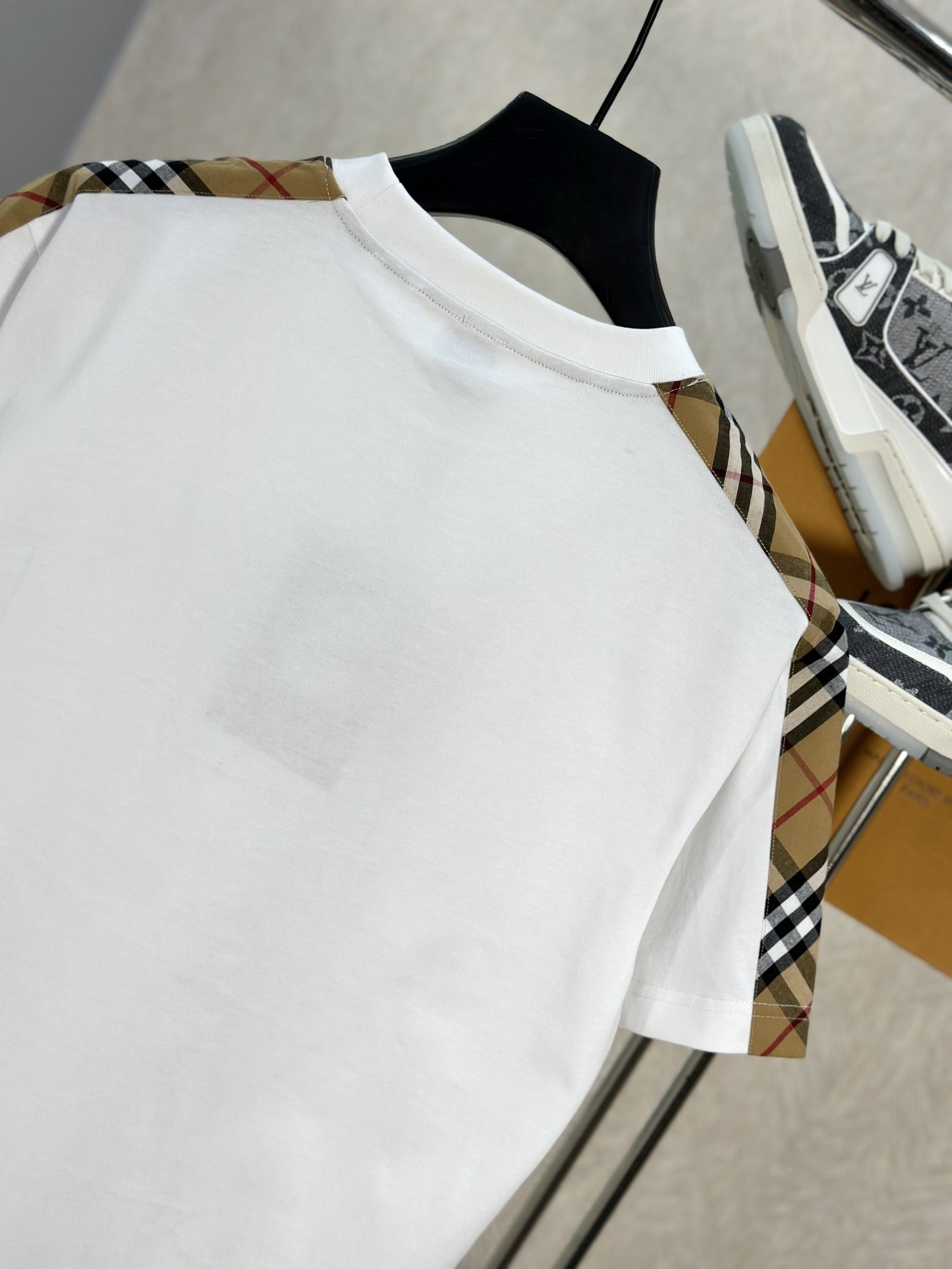 Áo phông T-shirt Burberry BBR kẻ sọc Nâu viền vai tay Like Auth on web VTN