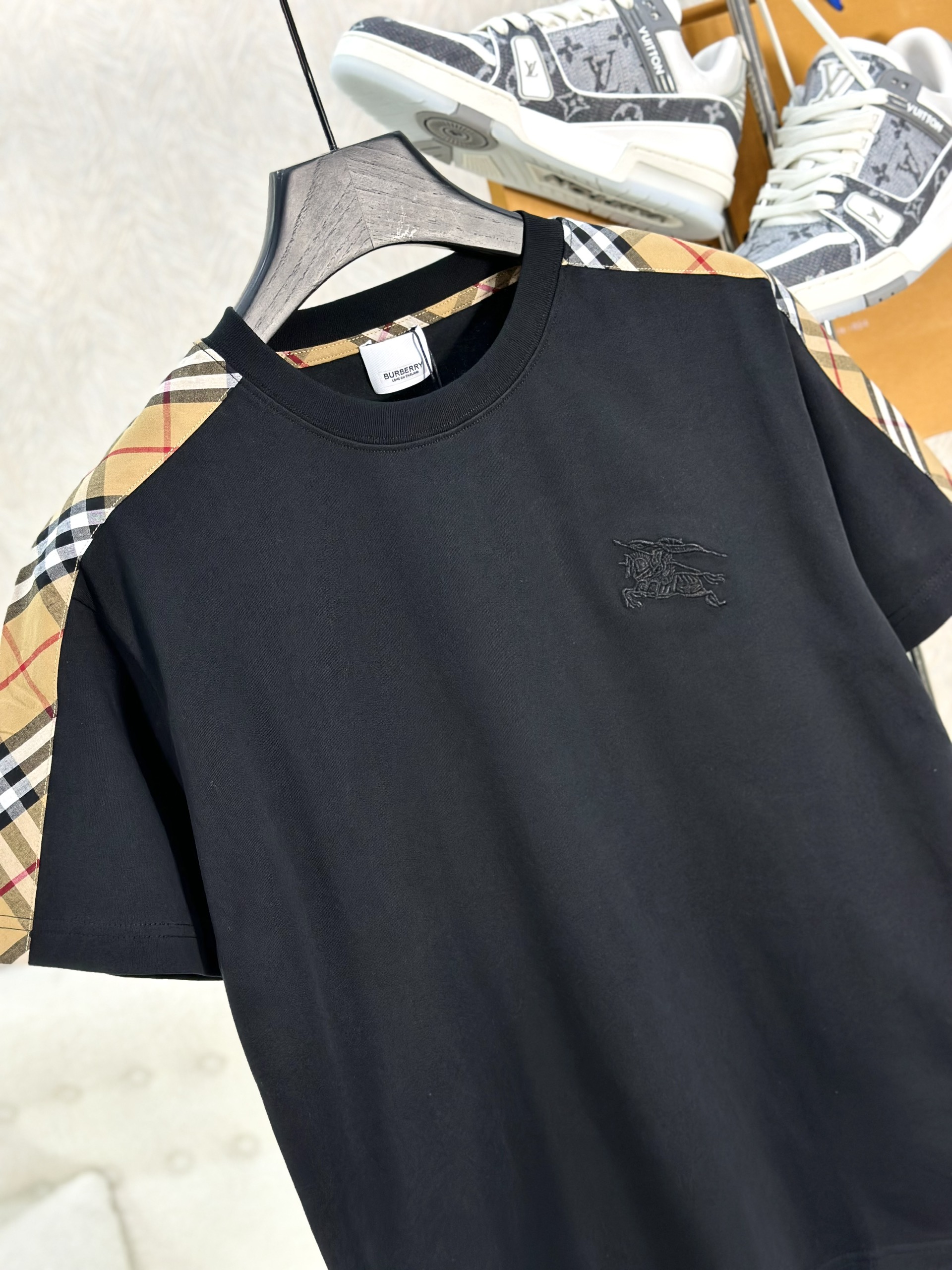 Áo phông T-shirt Burberry BBR kẻ sọc Nâu viền vai tay Like Auth on web VTN