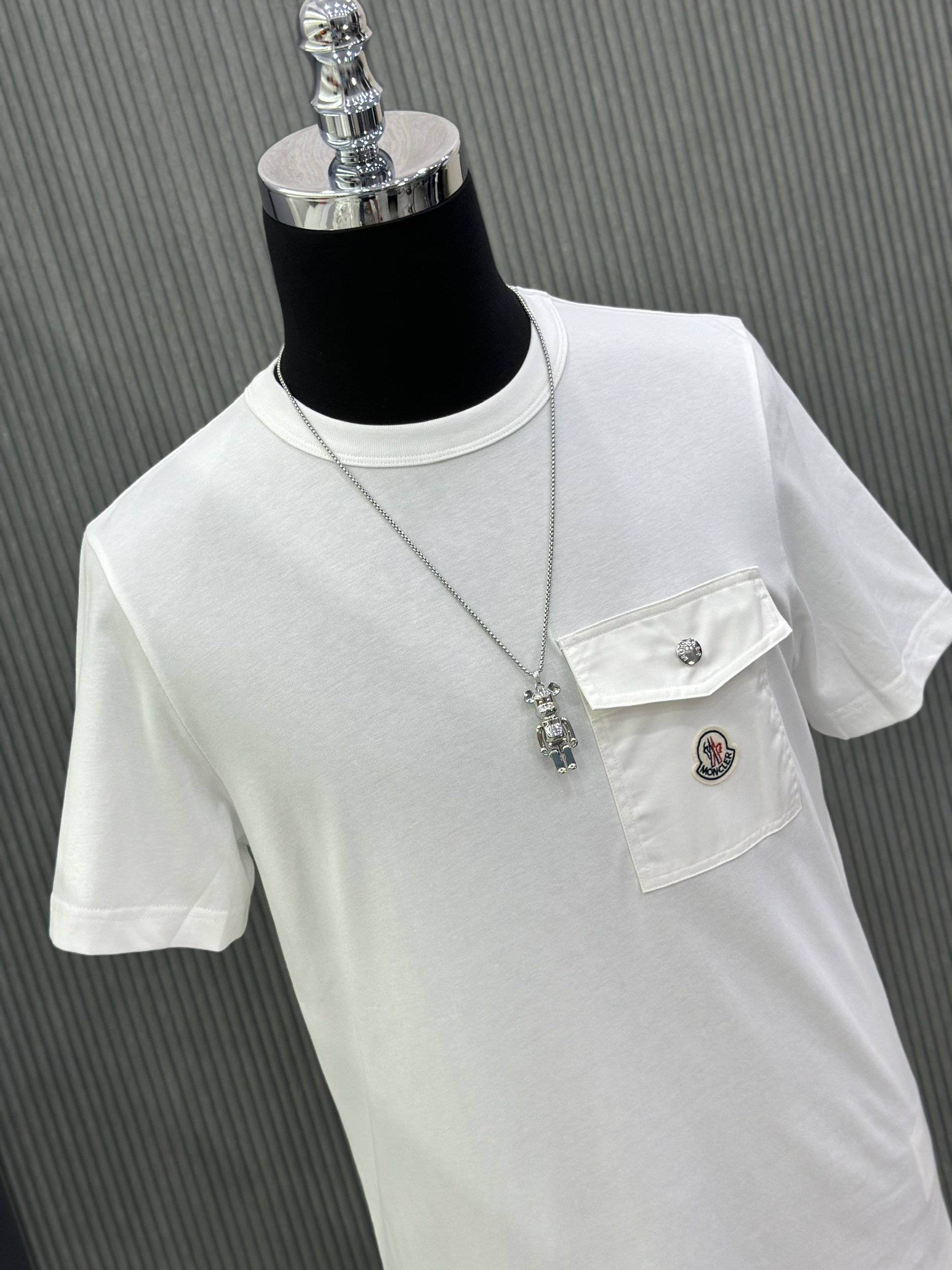 Áo phông T-shirt Moncler M Trắng túi ngực Like Auth VTN