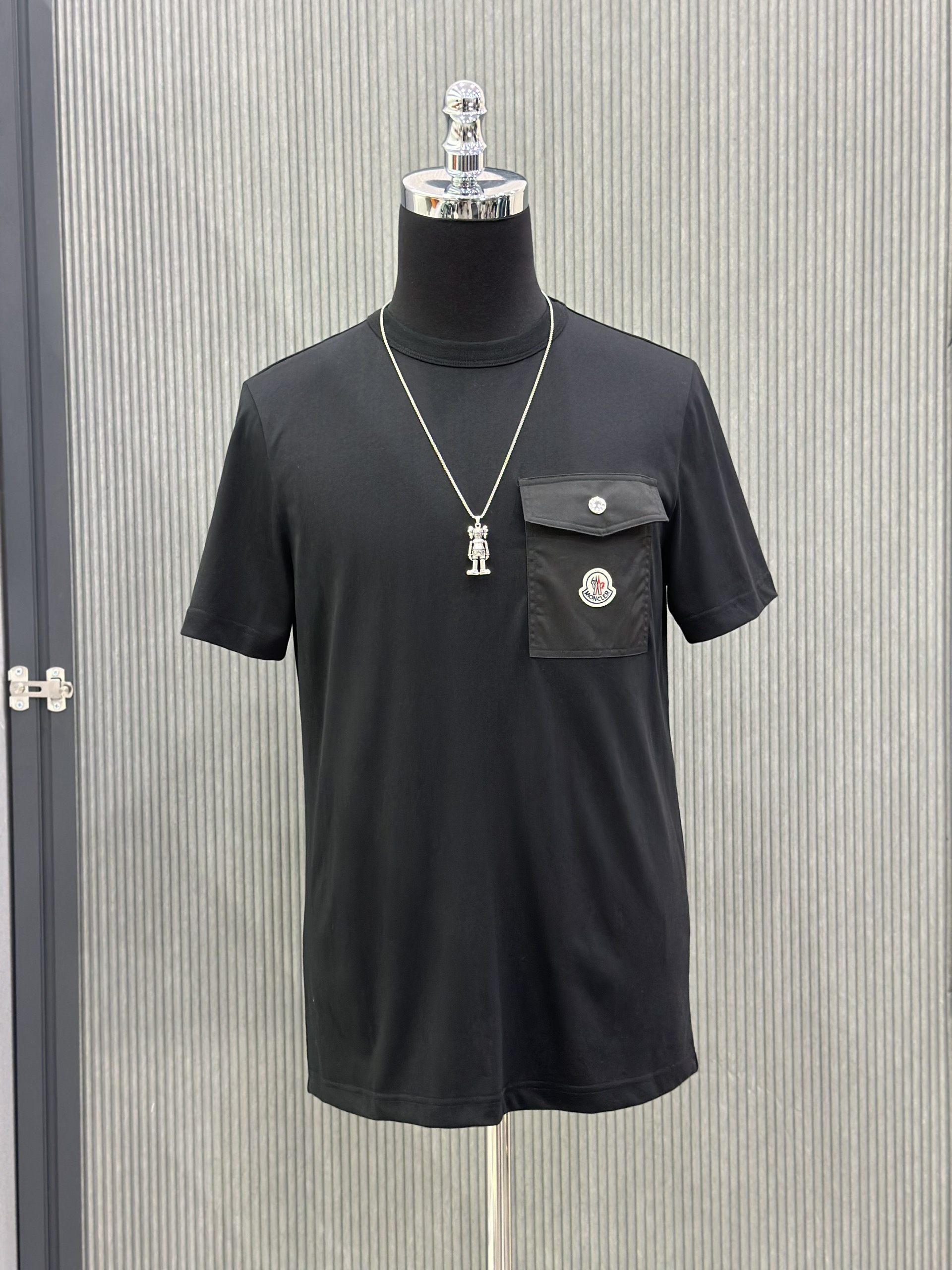Áo phông T-shirt Moncler M Đen túi ngực Like Auth VTN