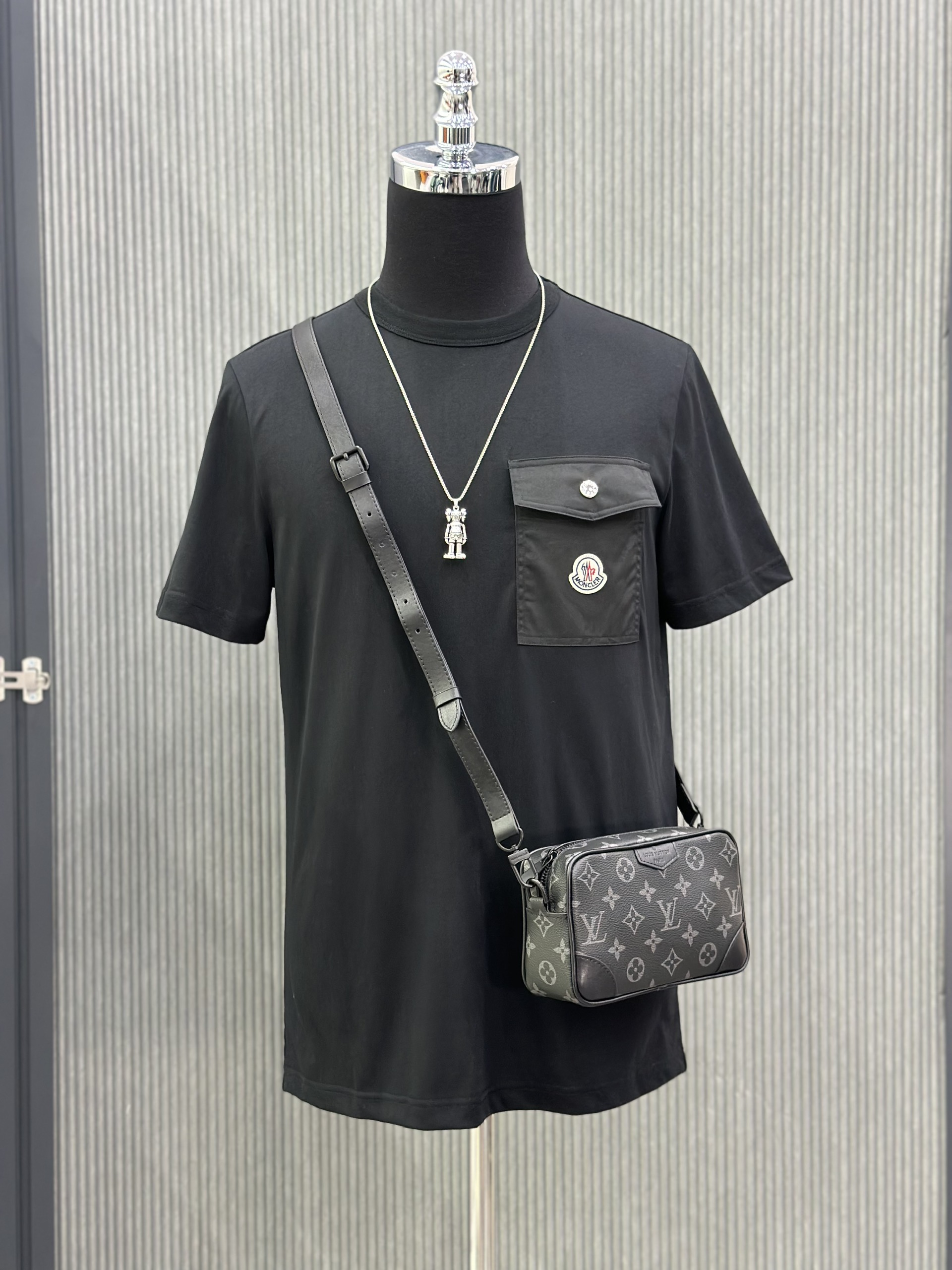 Áo phông T-shirt Moncler M Đen túi ngực Like Auth VTN