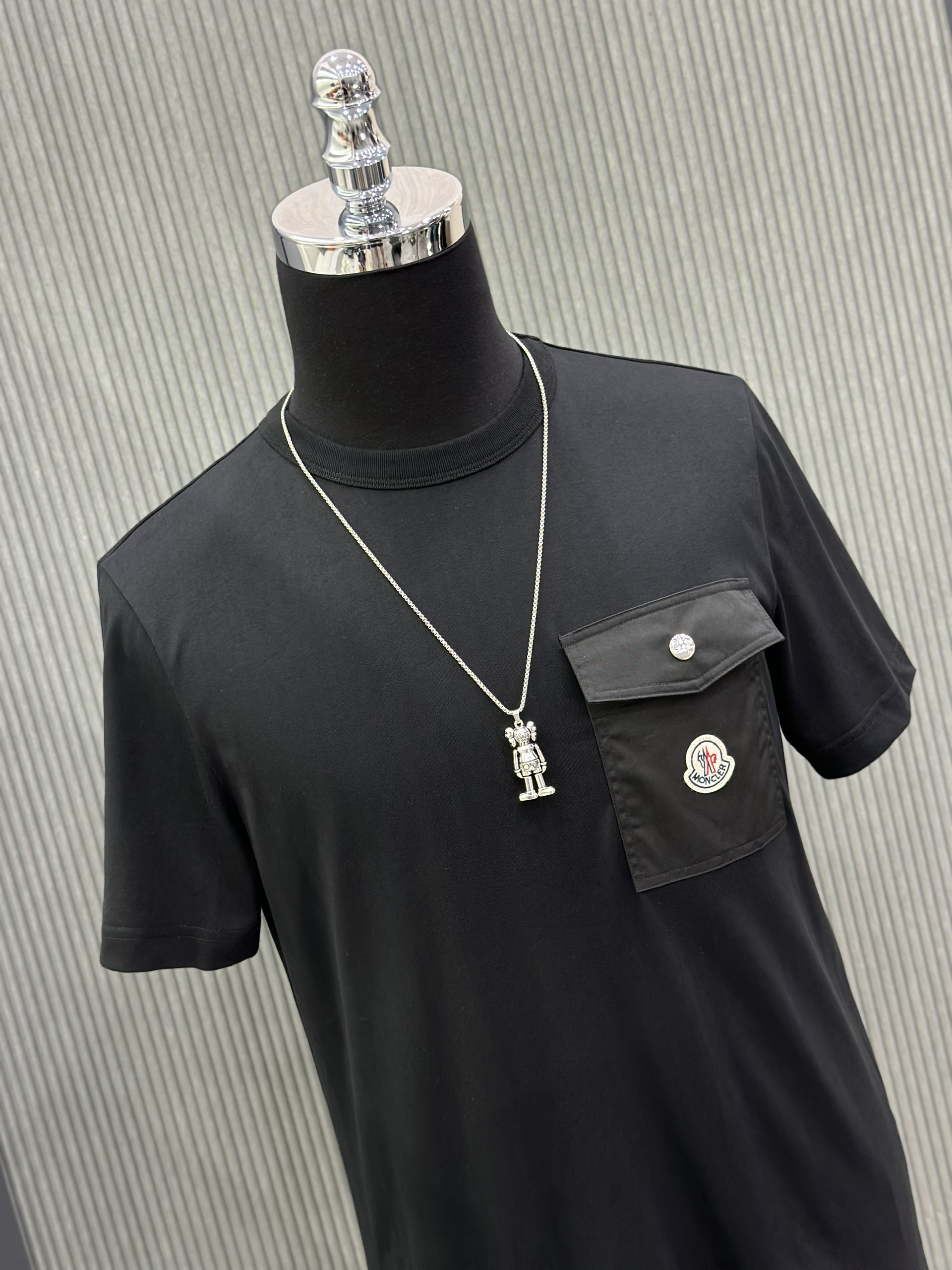 Áo phông T-shirt Moncler M Đen túi ngực Like Auth VTN