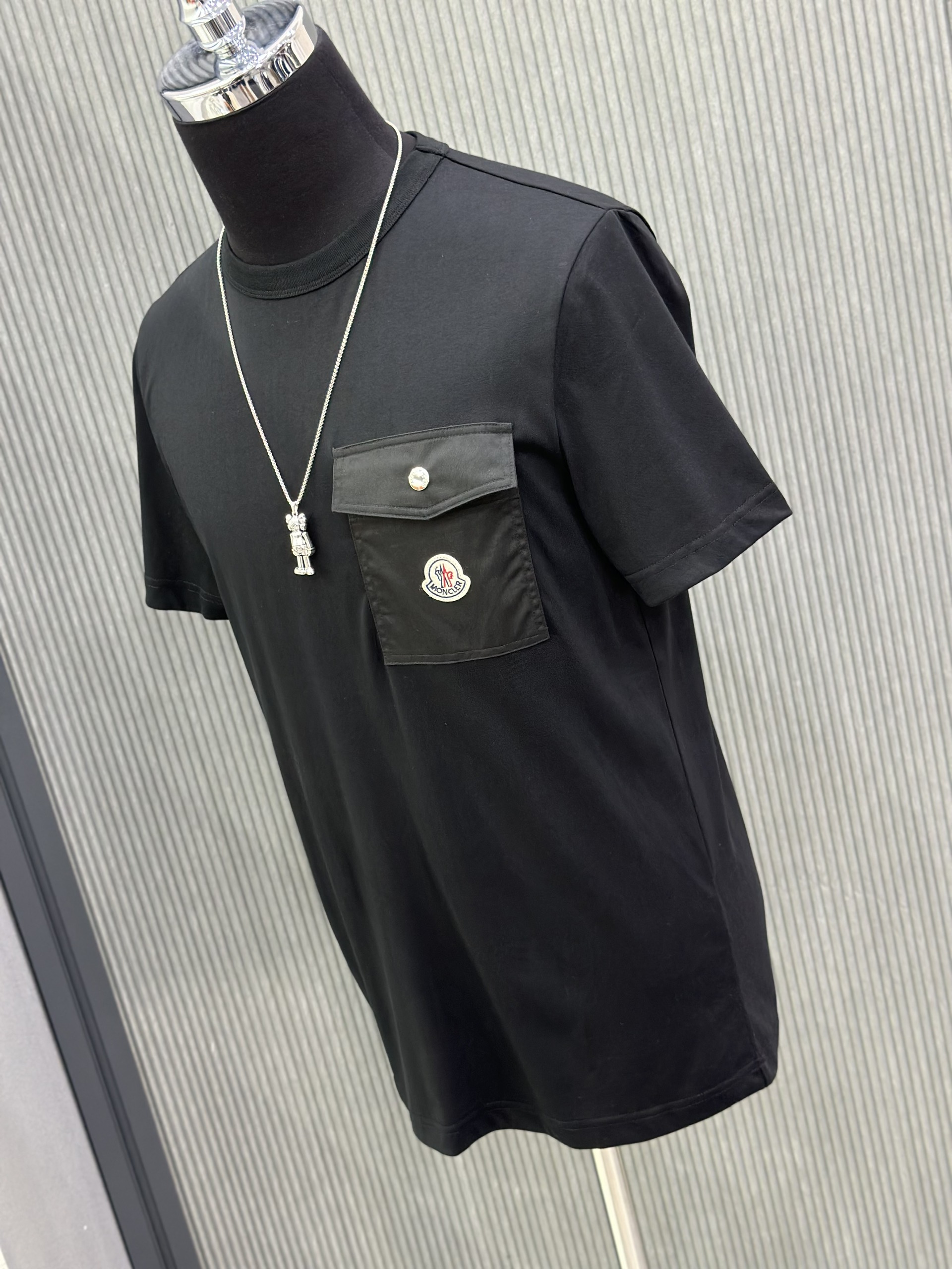 Áo phông T-shirt Moncler M Đen túi ngực Like Auth VTN