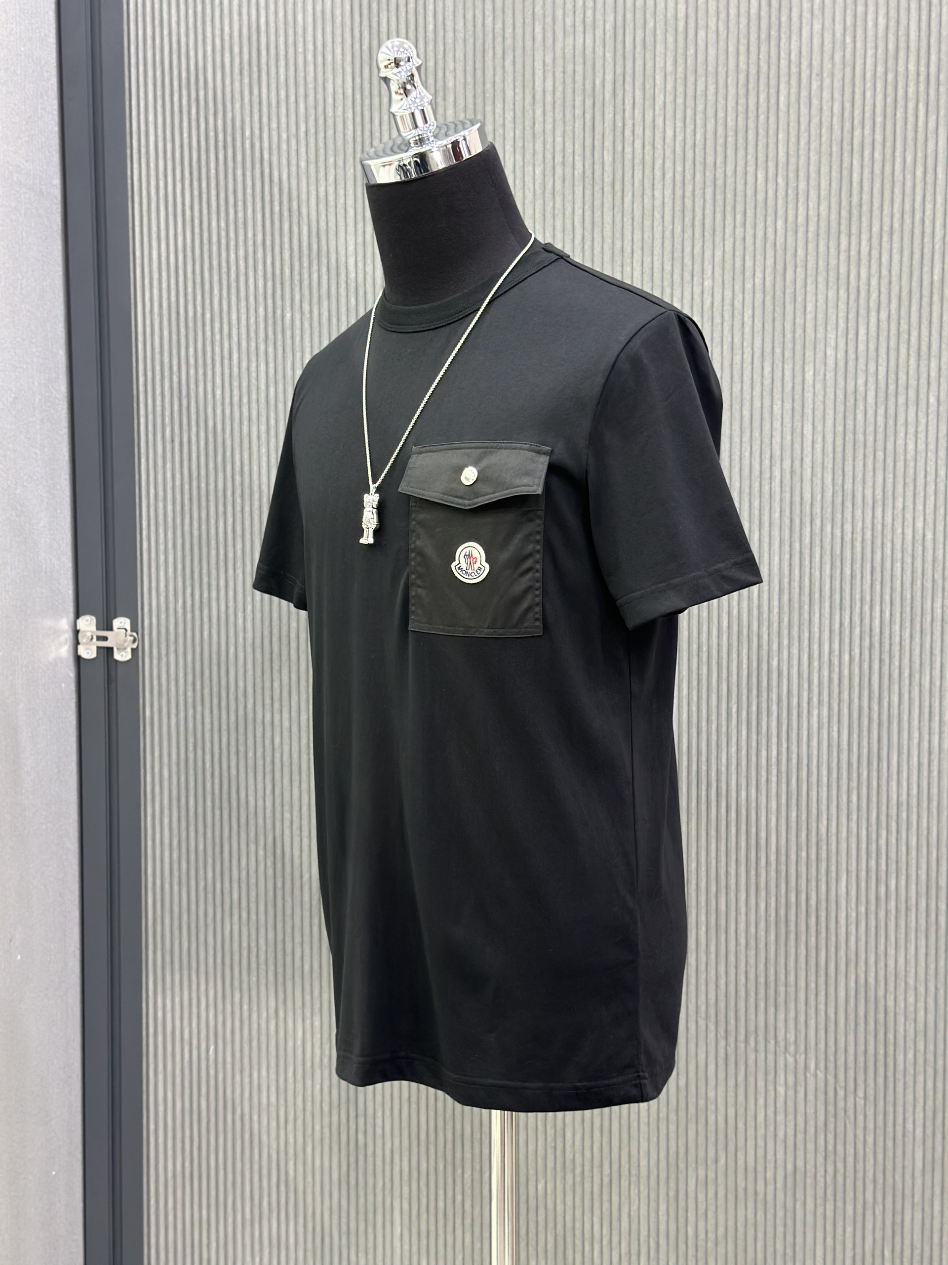 Áo phông T-shirt Moncler M Đen túi ngực Like Auth VTN