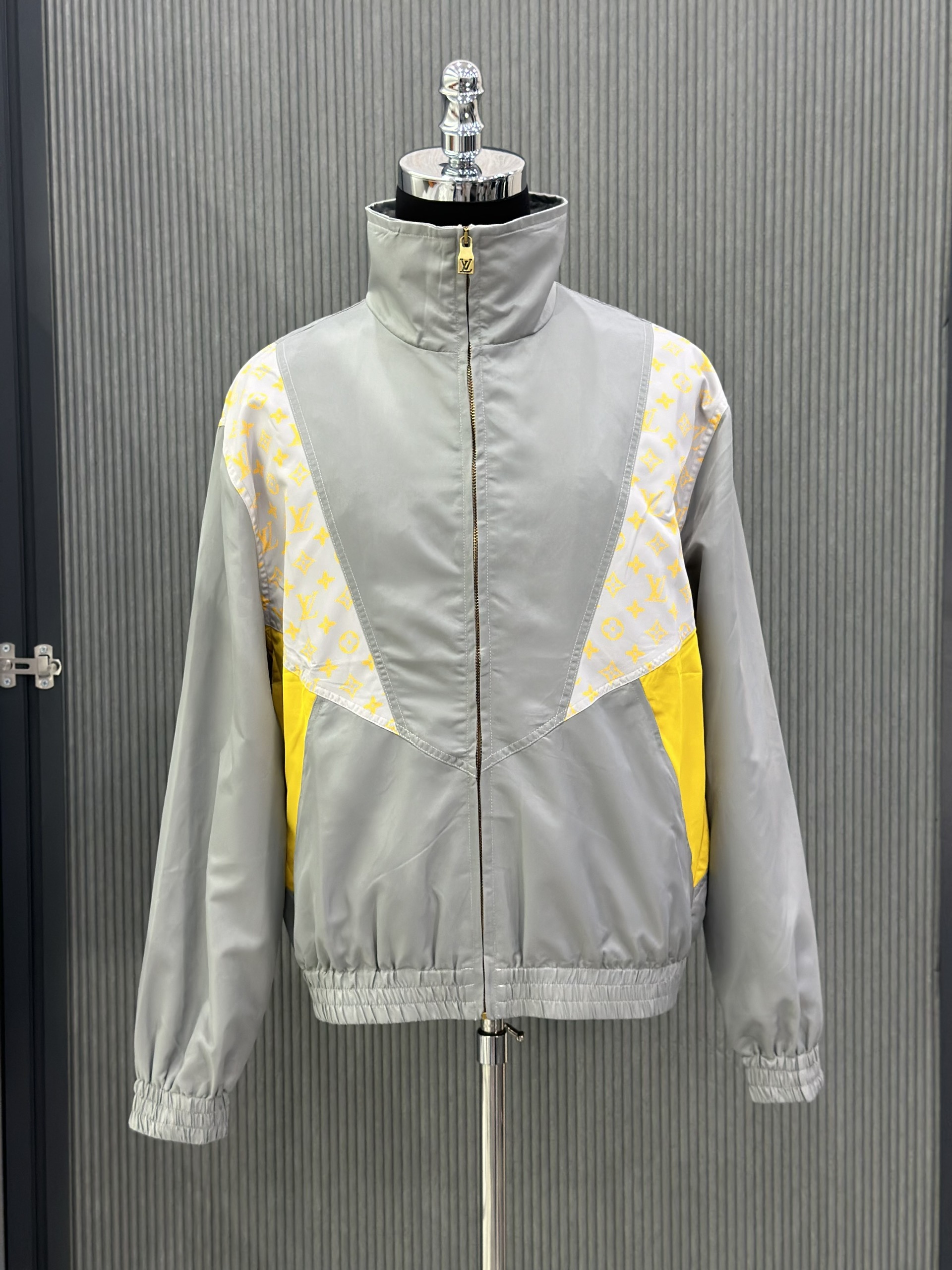 Áo khoác Louis Vuitton LV Xám phối Vàng Be Like Auth VTN