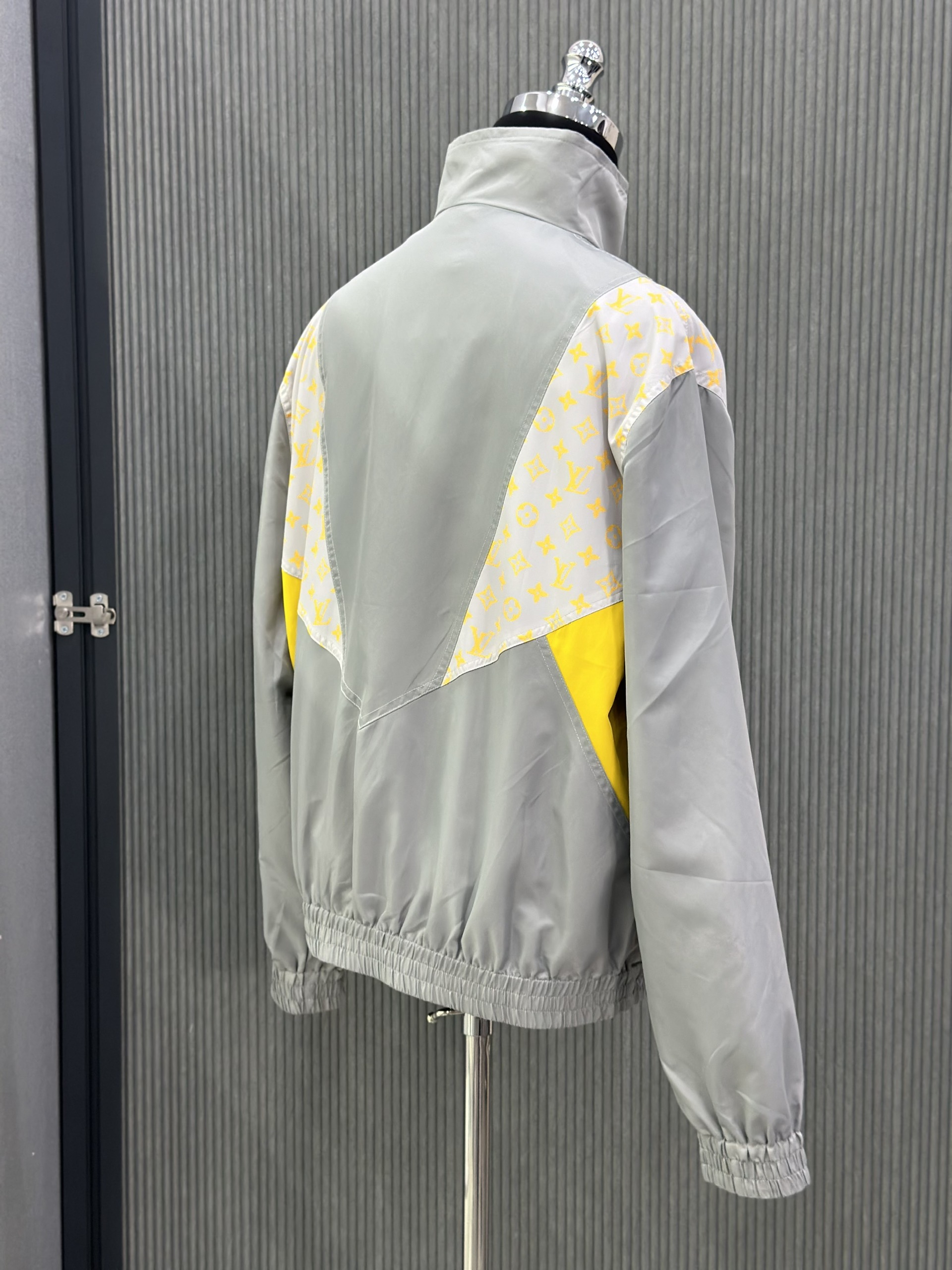 Áo khoác Louis Vuitton LV Xám phối Vàng Be Like Auth VTN