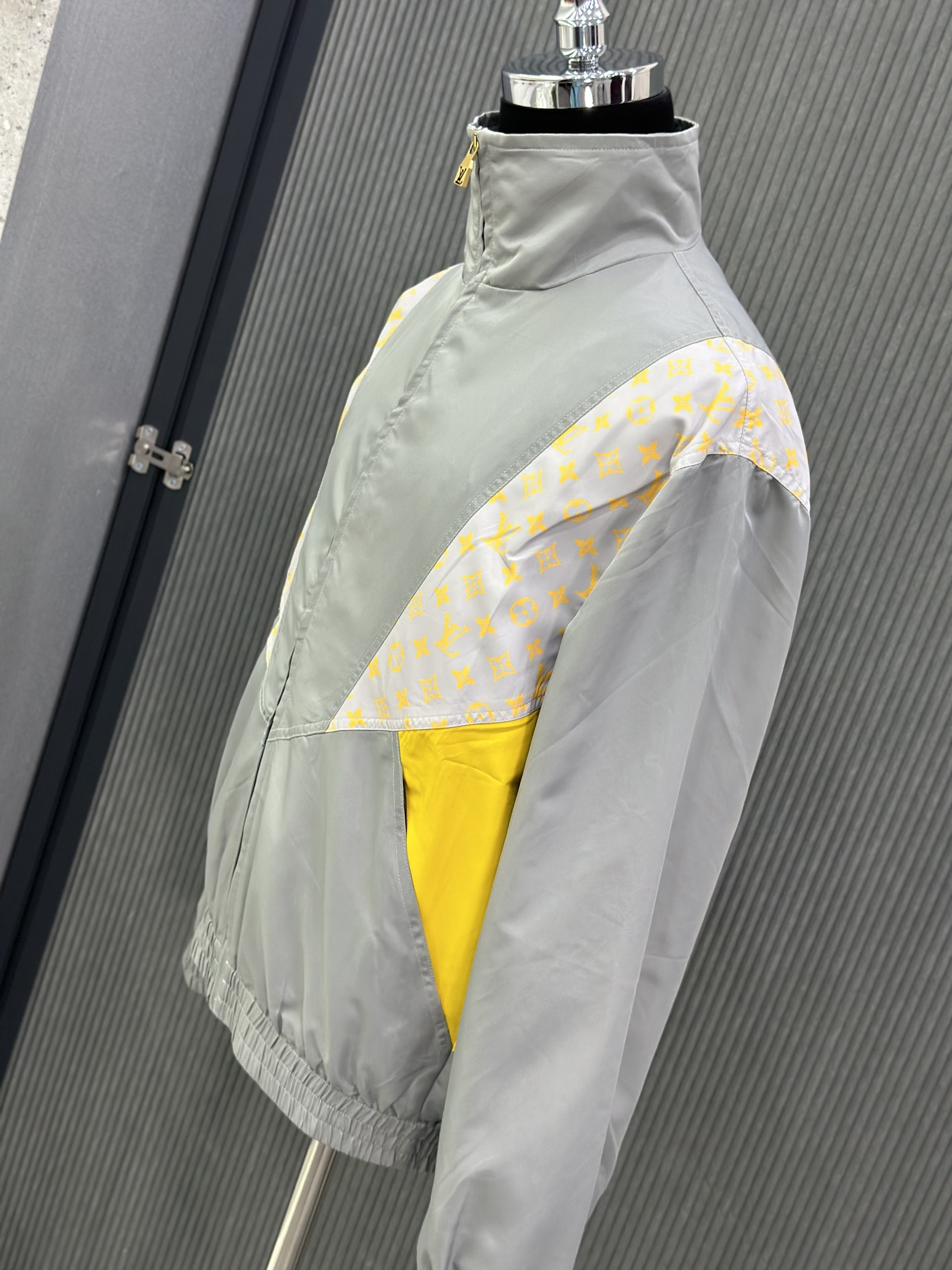 Áo khoác Louis Vuitton LV Xám phối Vàng Be Like Auth VTN