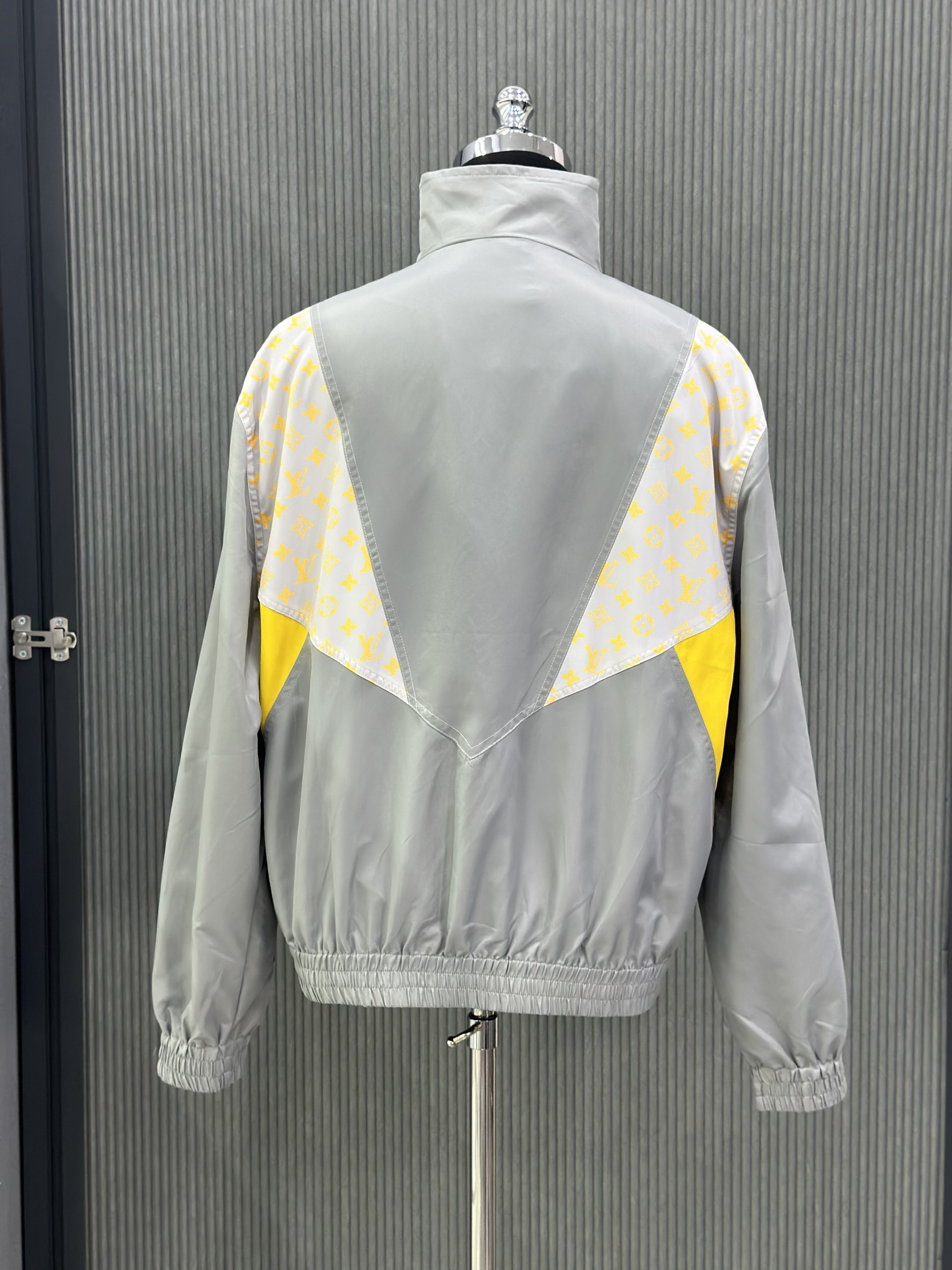 Áo khoác Louis Vuitton LV Xám phối Vàng Be Like Auth VTN