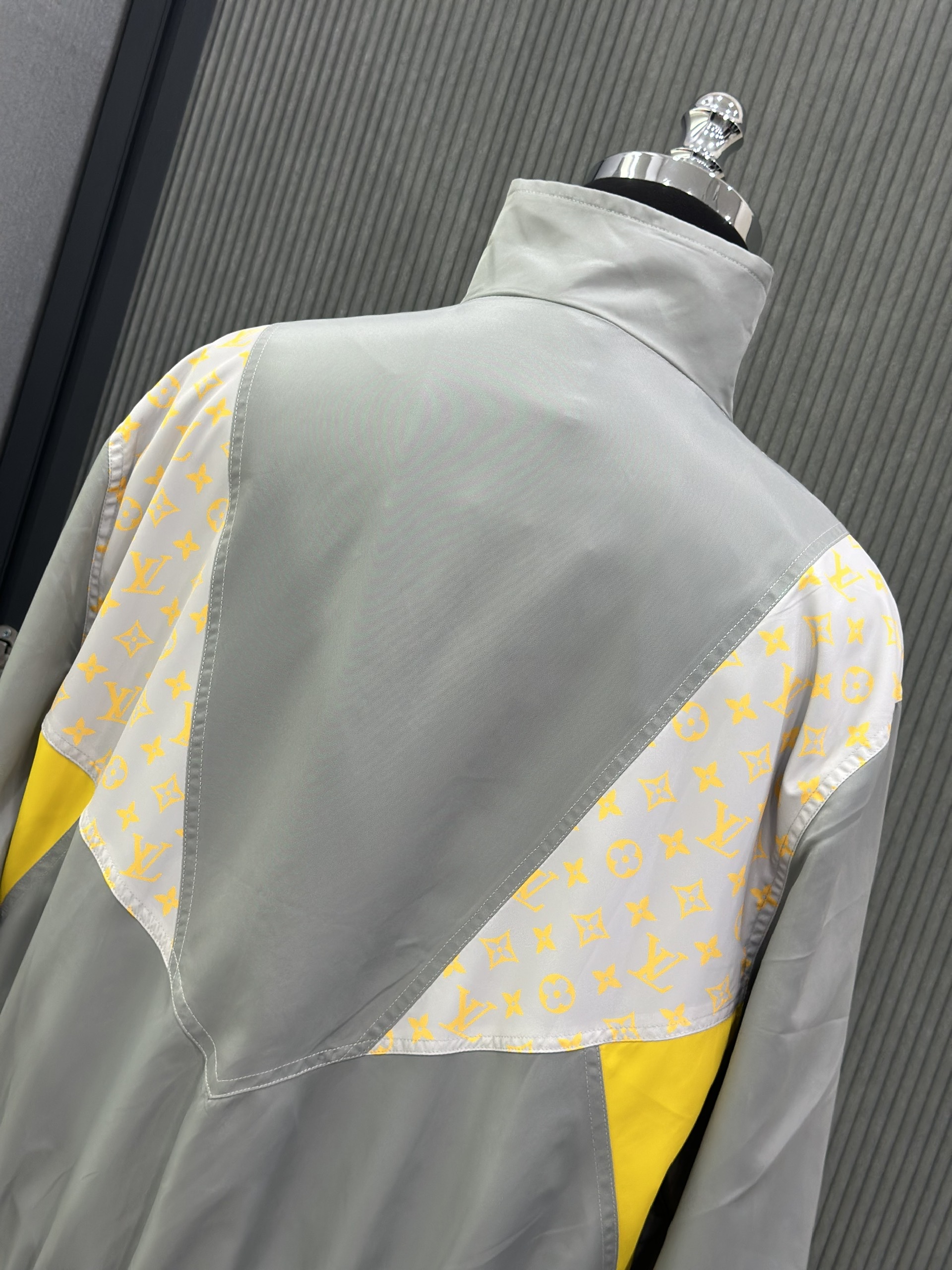Áo khoác Louis Vuitton LV Xám phối Vàng Be Like Auth VTN