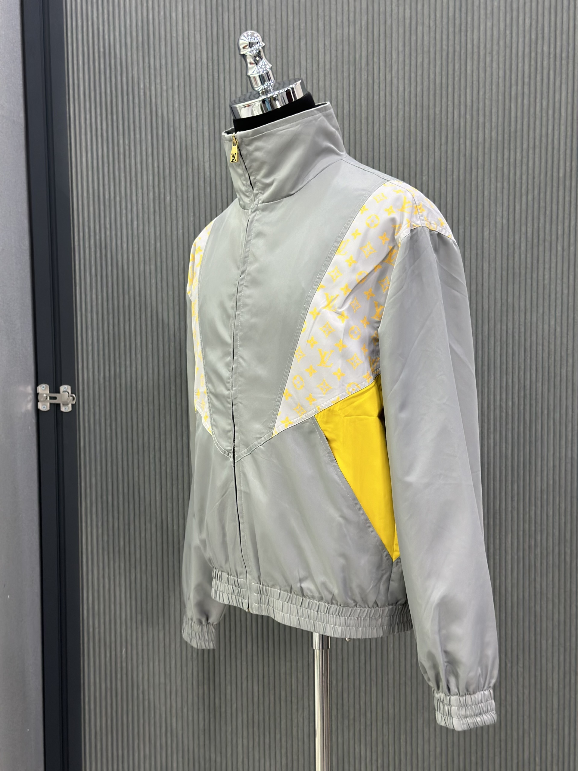 Áo khoác Louis Vuitton LV Xám phối Vàng Be Like Auth VTN