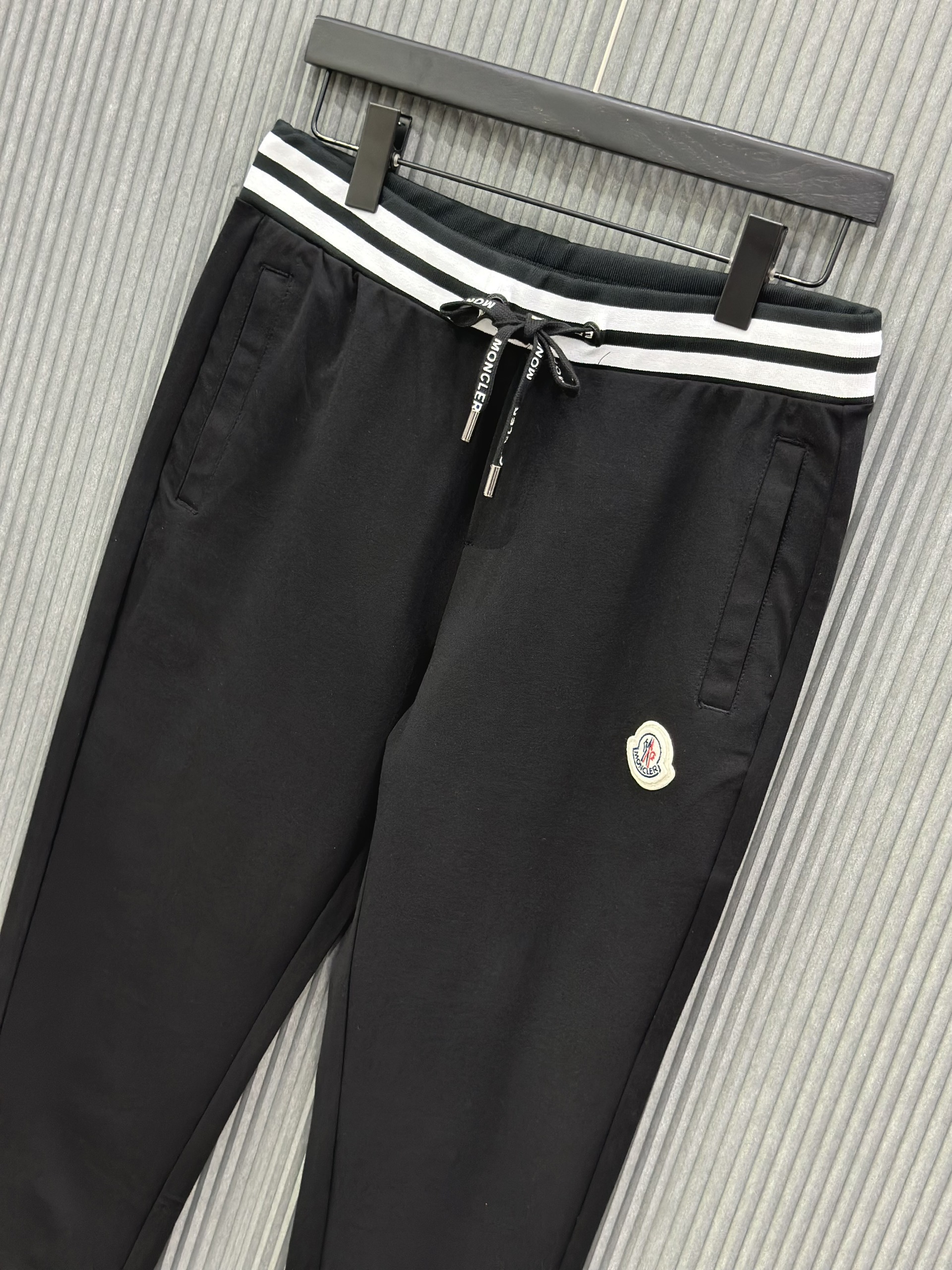 Quần dài nỉ Moncler M Đen logo chữ kẻ sọc cạp Trắng LA VTN