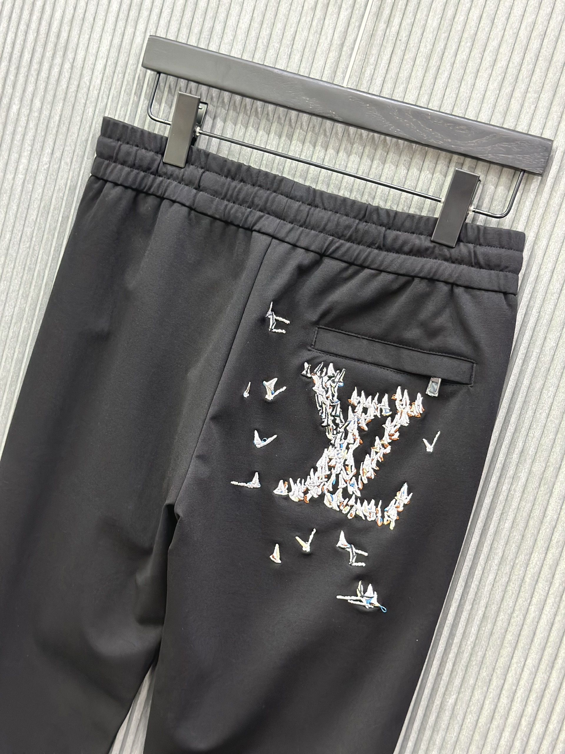 Quần dài nỉ Louis Vuitton LV Đen logo chữ du thuyền Like Auth VTN