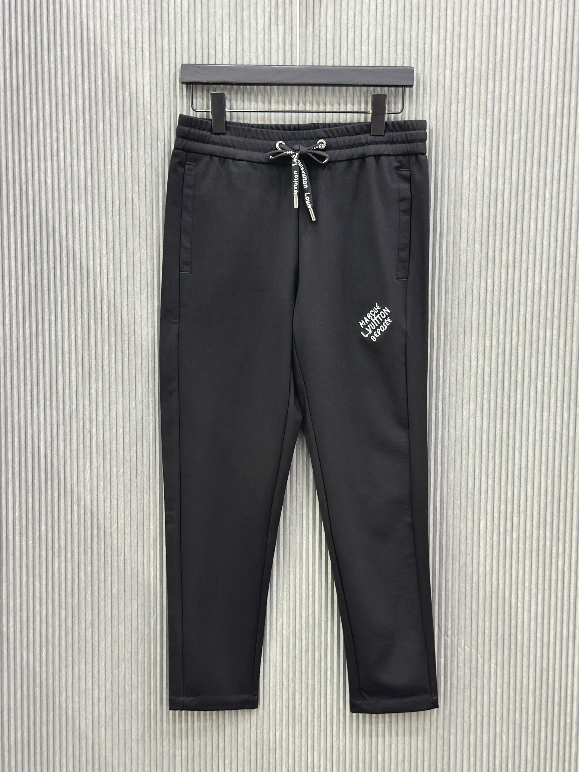 Quần dài nỉ Louis Vuitton LV Đen logo chữ du thuyền Like Auth VTN