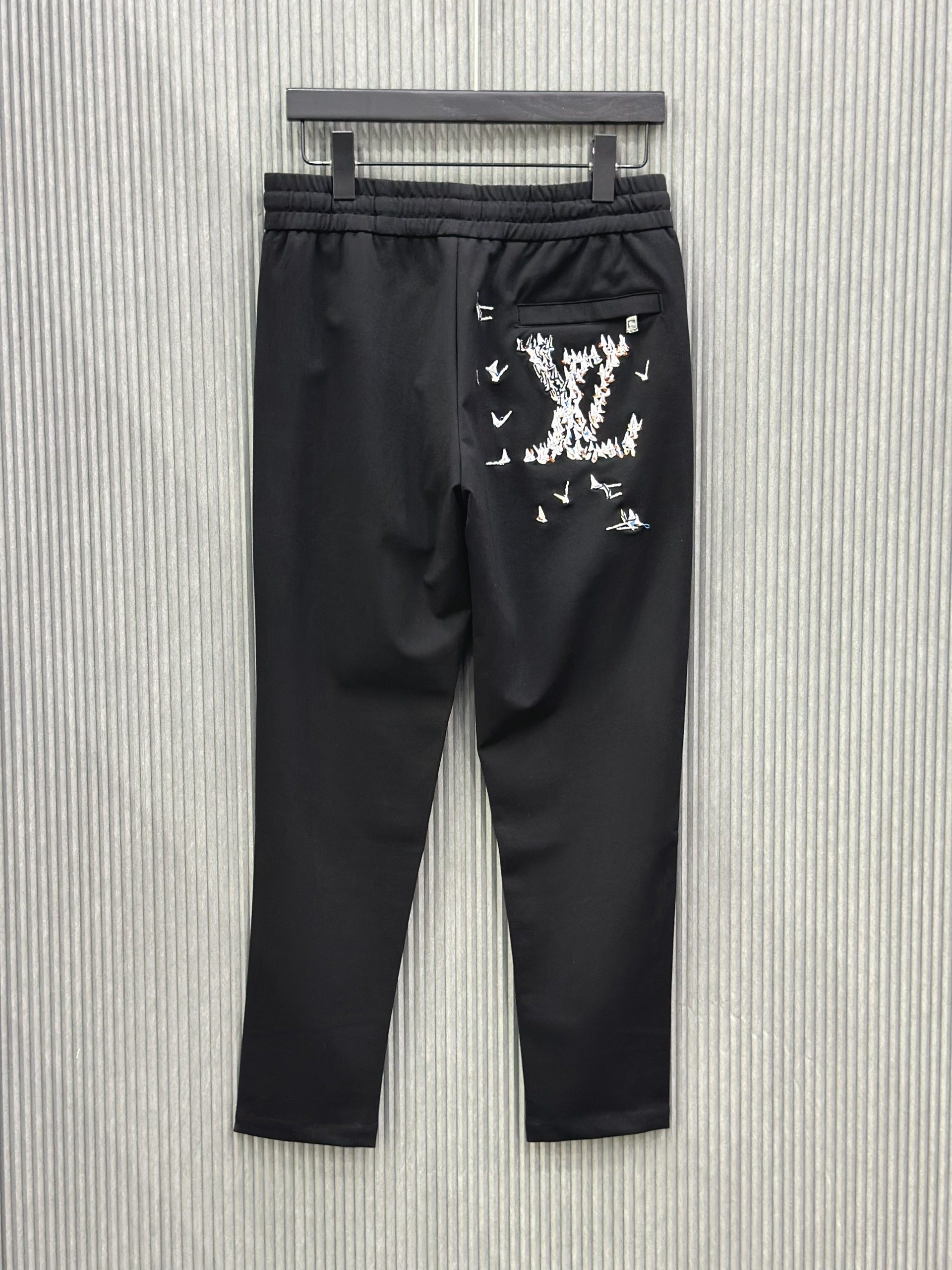 Quần dài nỉ Louis Vuitton LV Đen logo chữ du thuyền Like Auth VTN