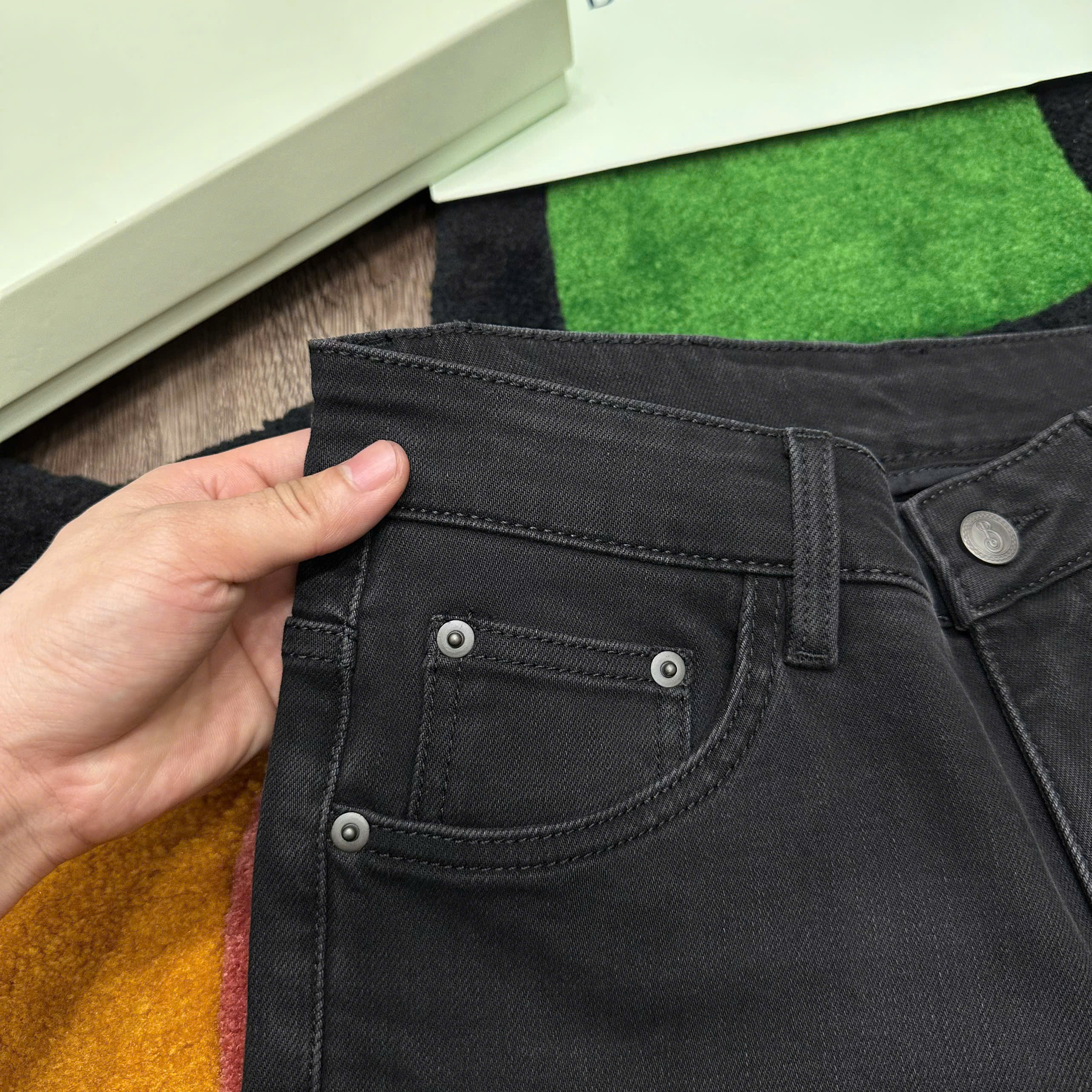 Quần jean Burberry BBR Đen kẻ sọc túi sau Like Auth MK