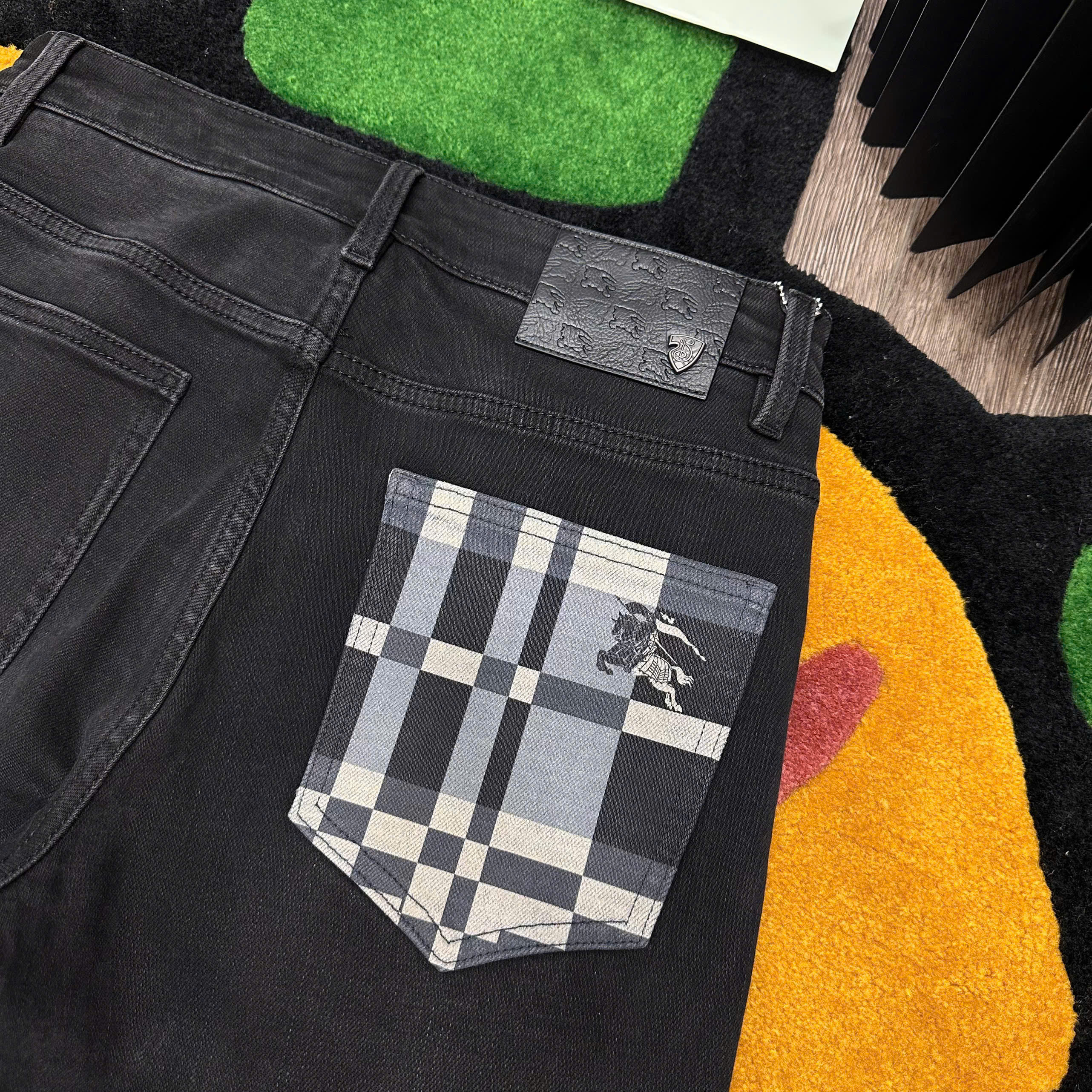 Quần jean Burberry BBR Đen kẻ sọc túi sau Like Auth MK