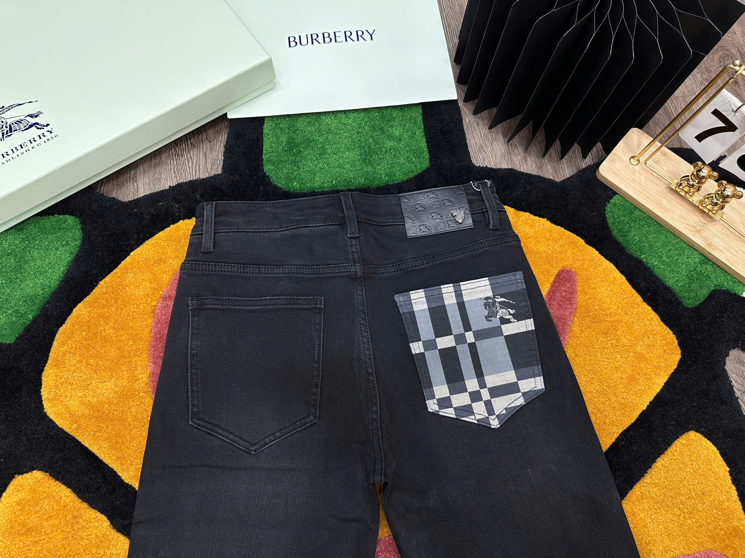 Quần jean Burberry BBR Đen kẻ sọc túi sau Like Auth MK