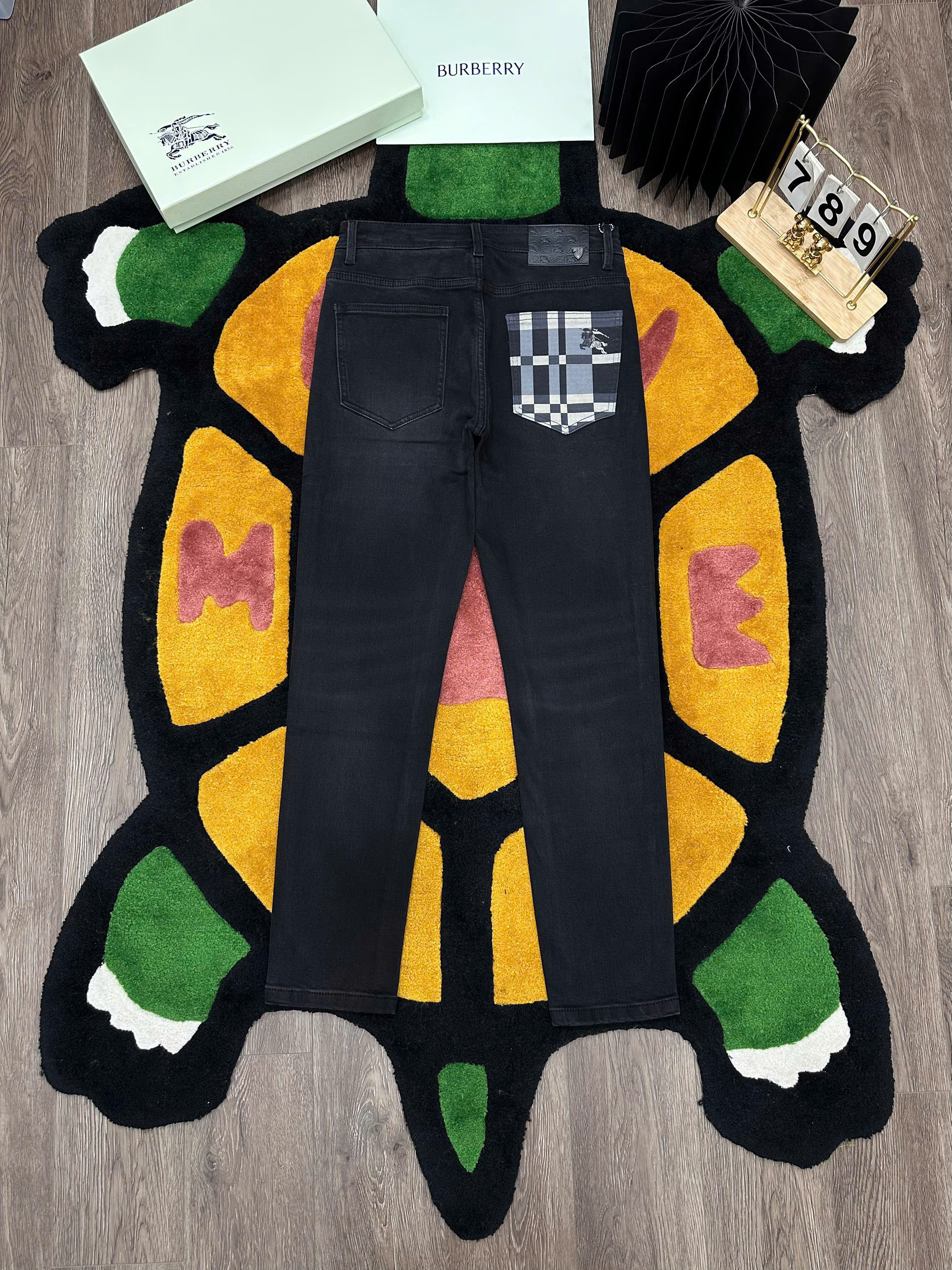 Quần jean Burberry BBR Đen kẻ sọc túi sau Like Auth MK