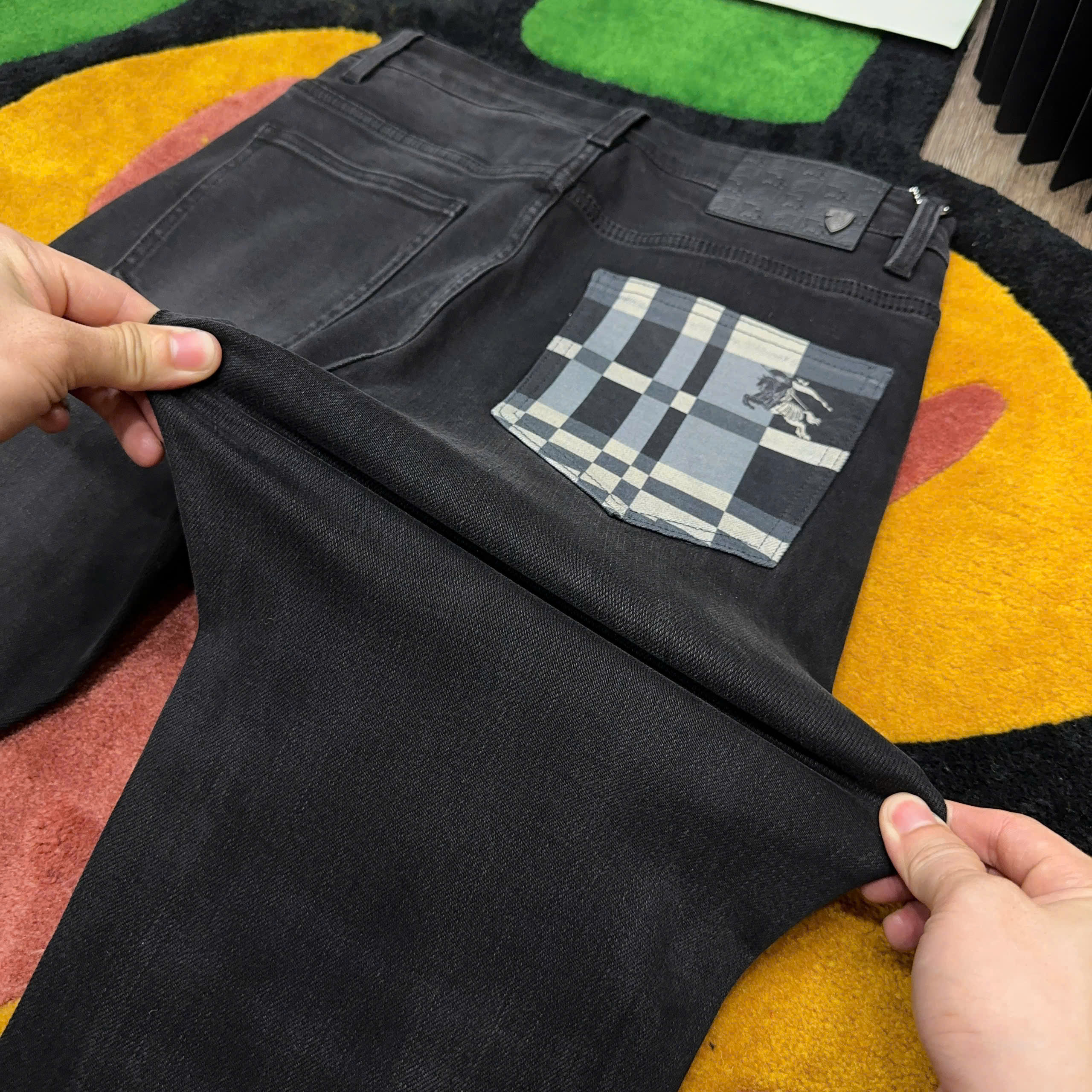 Quần jean Burberry BBR Đen kẻ sọc túi sau Like Auth MK