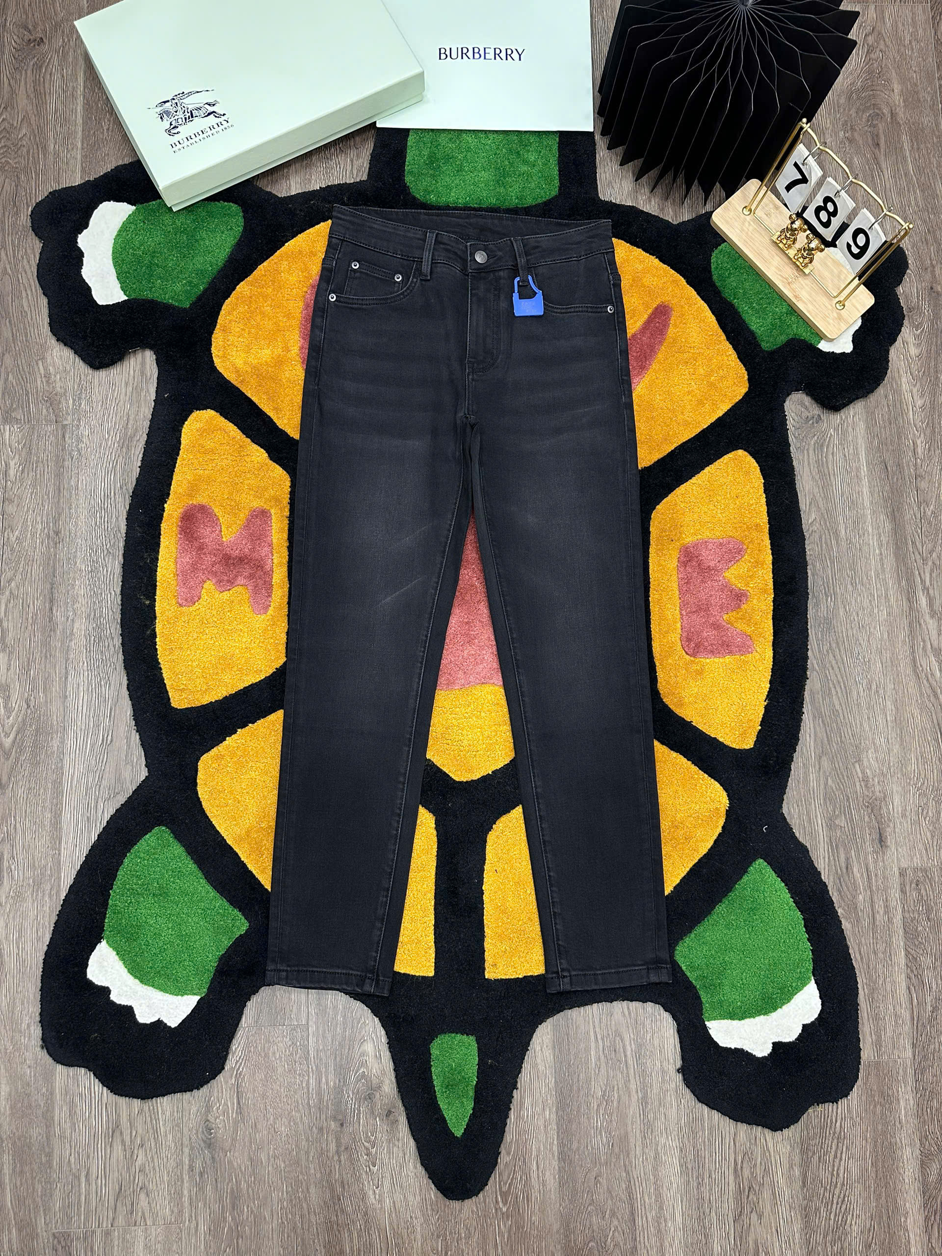 Quần jean Burberry BBR Đen kẻ sọc túi sau Like Auth MK