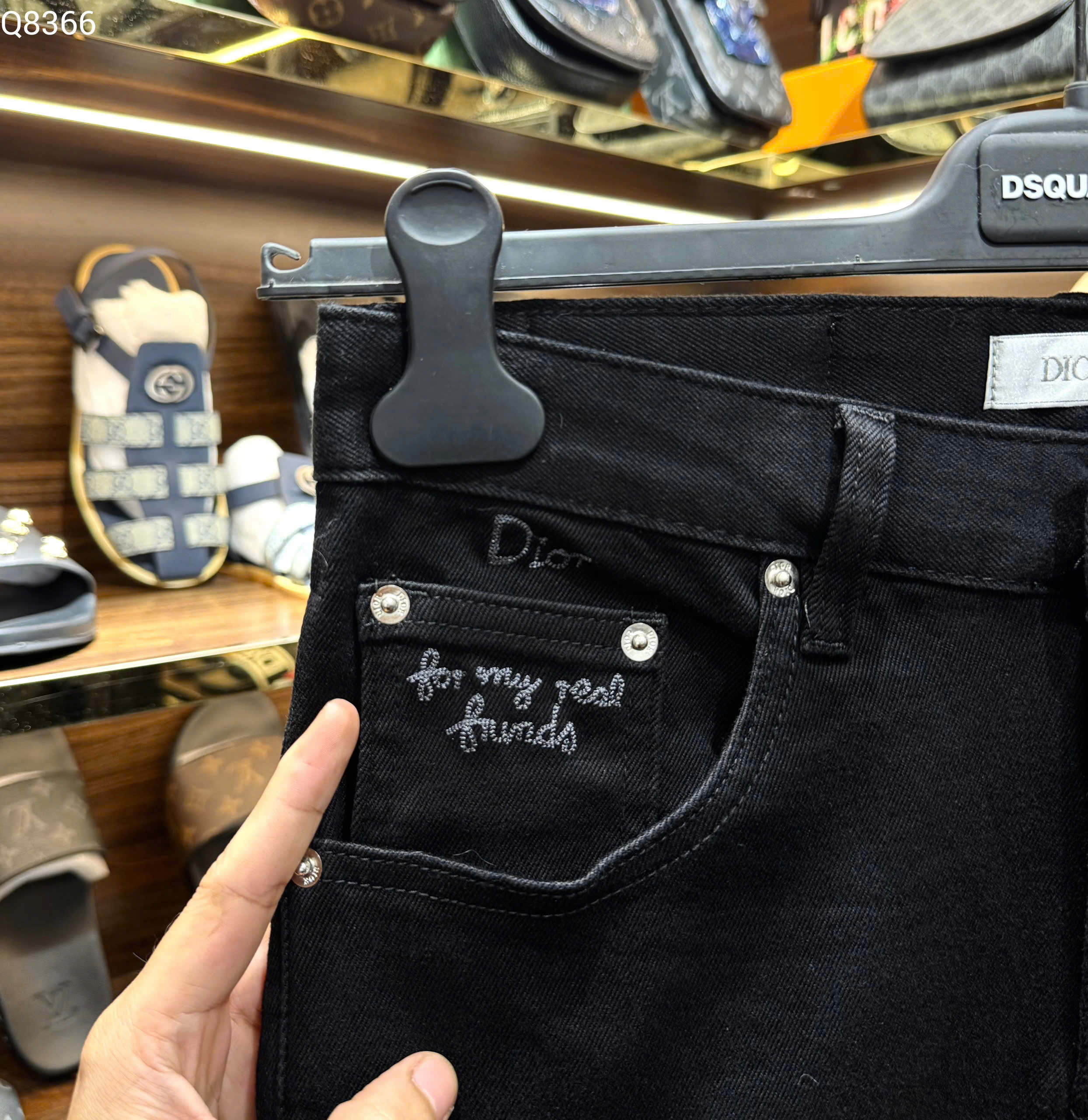 Quần jean Dior CD Đen logo chữ cành hoa thêu túi sau Like Auth MK