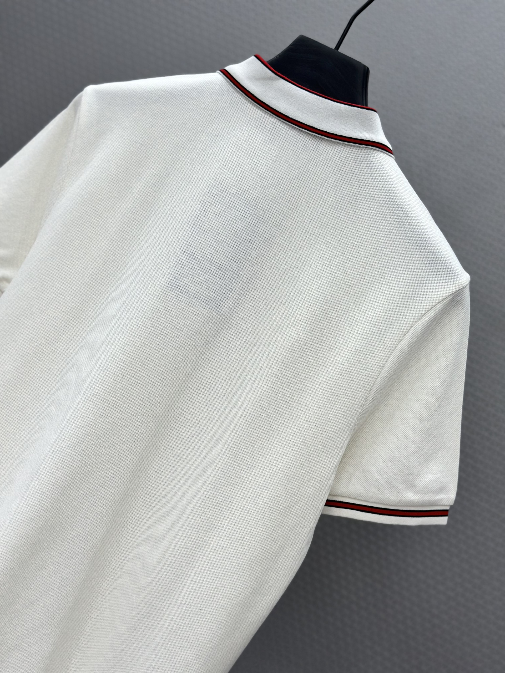 Áo polo Gucci GC logo cổ kẻ viền Đỏ Like Auth 1-1 on web VTN