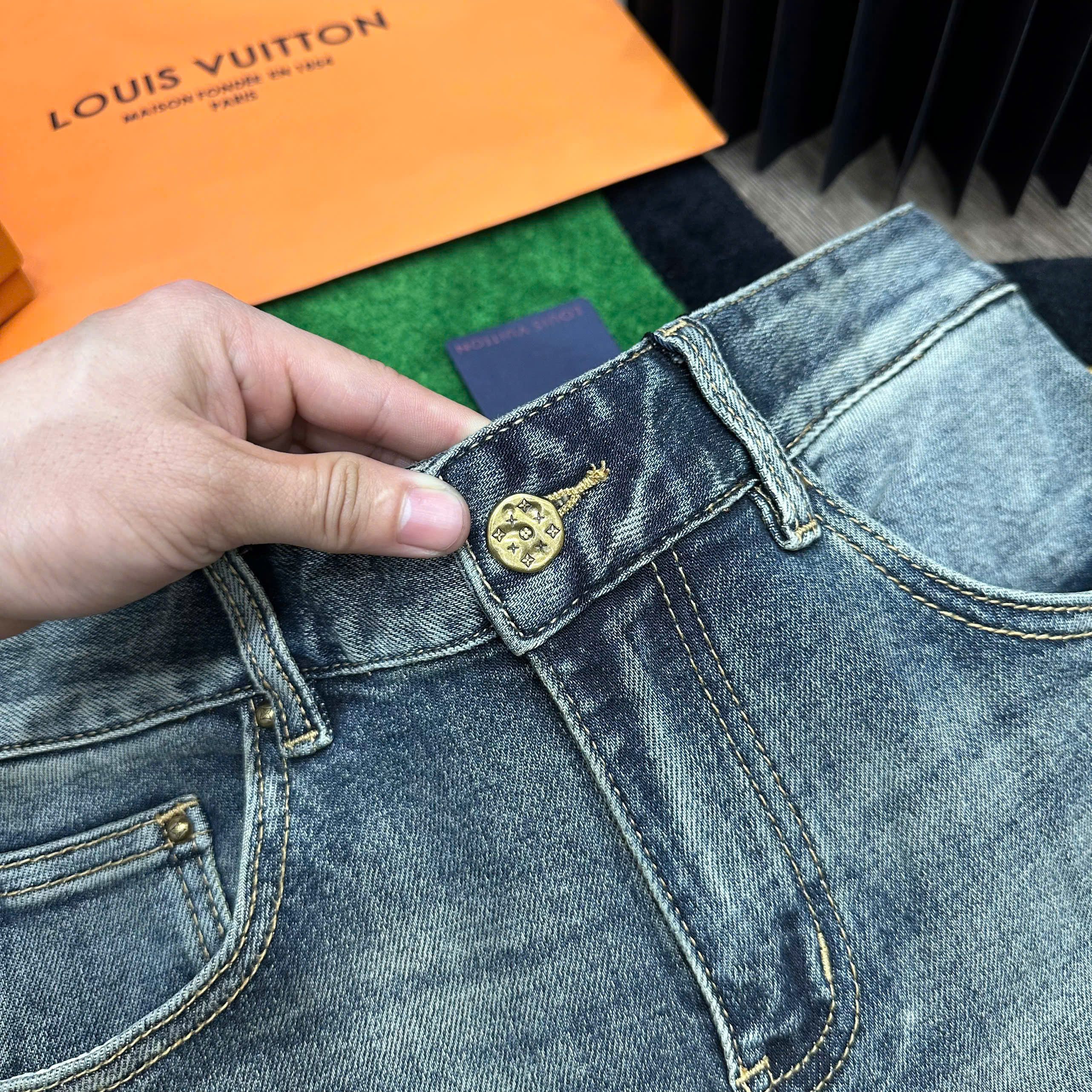 Quần jean Louis Vuitton LV Xanh họa tiết logo cây dừa túi sau Like Auth MK