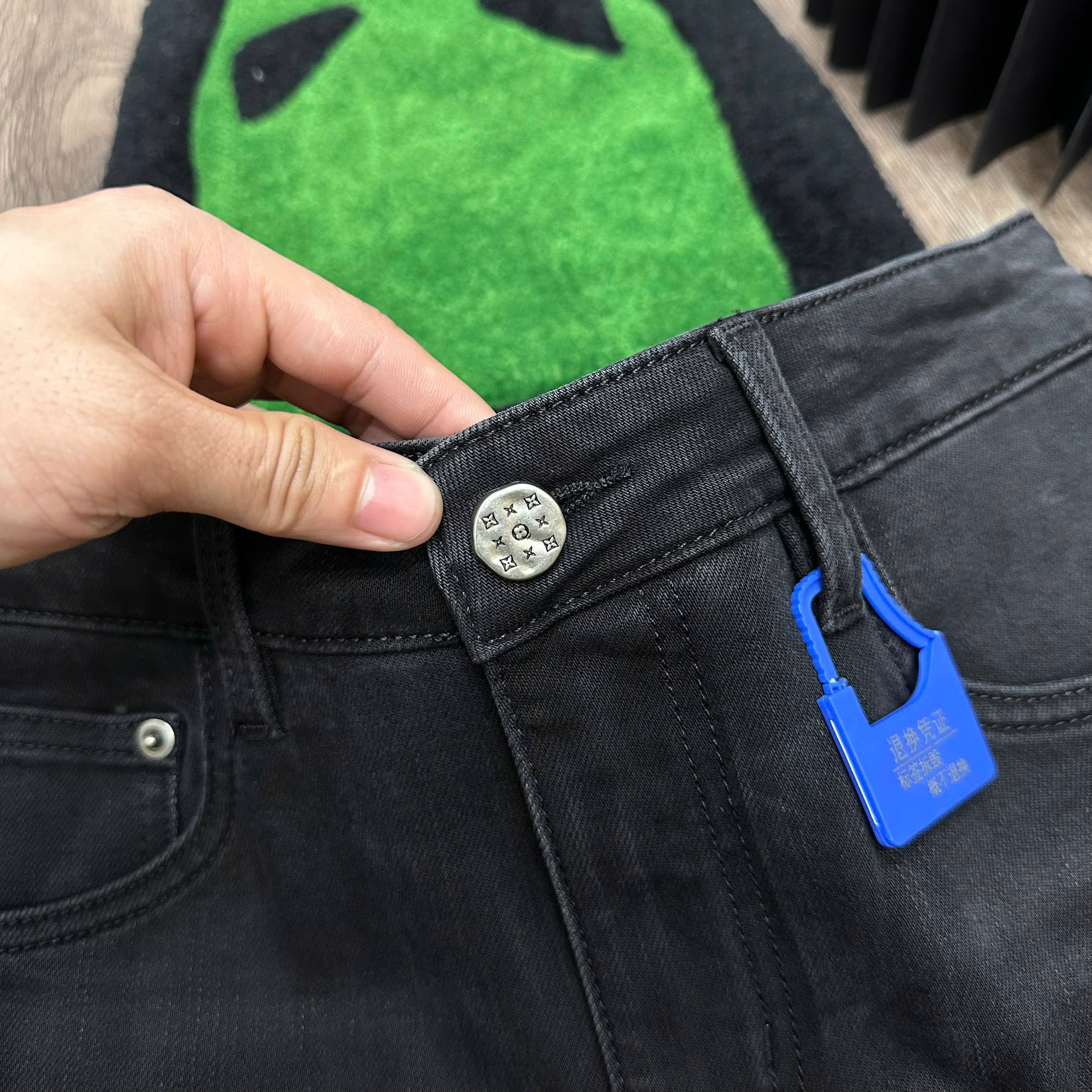 Quần jean Louis Vuitton LV Đen họa tiết túi sau Like Auth MK