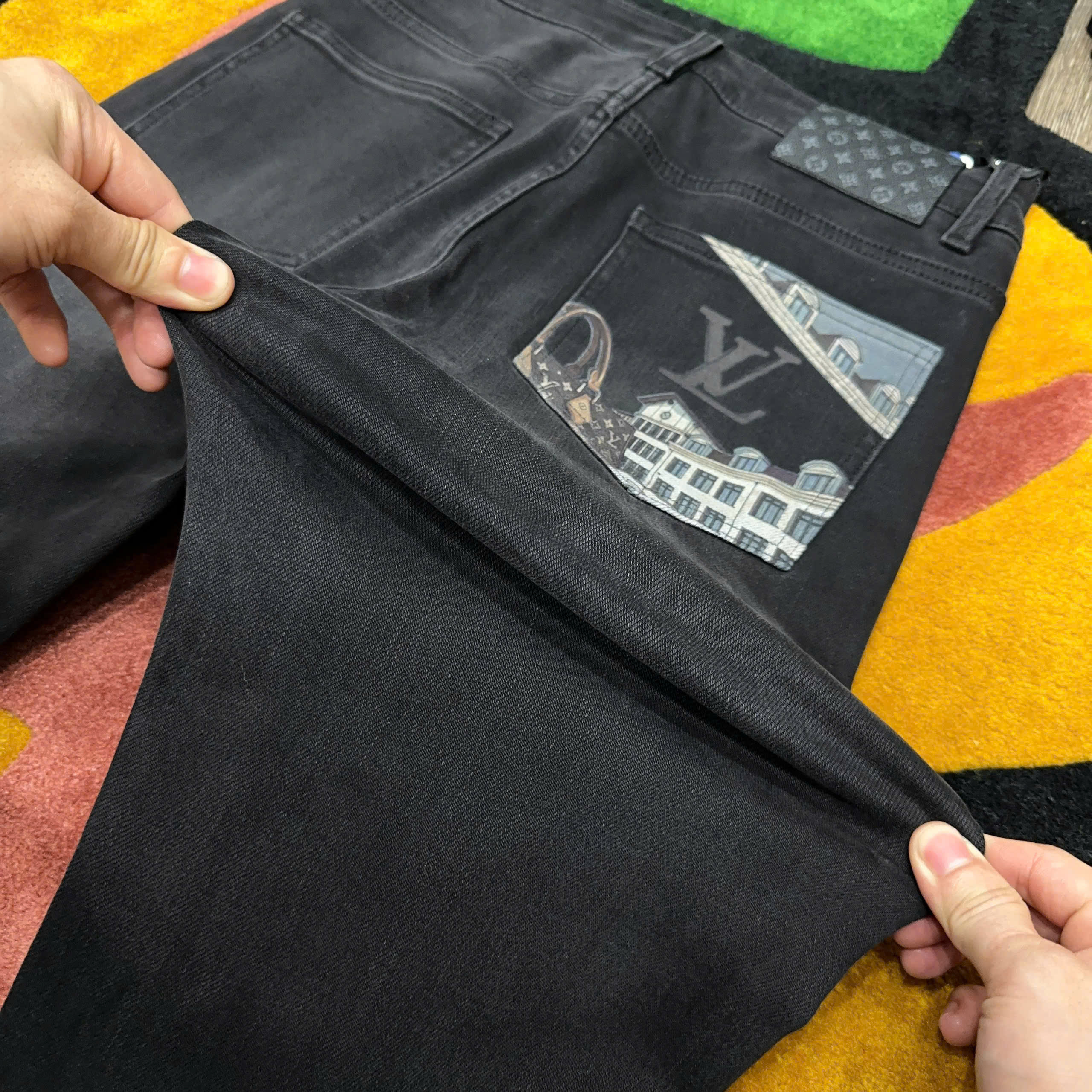 Quần jean Louis Vuitton LV Đen họa tiết túi sau Like Auth MK
