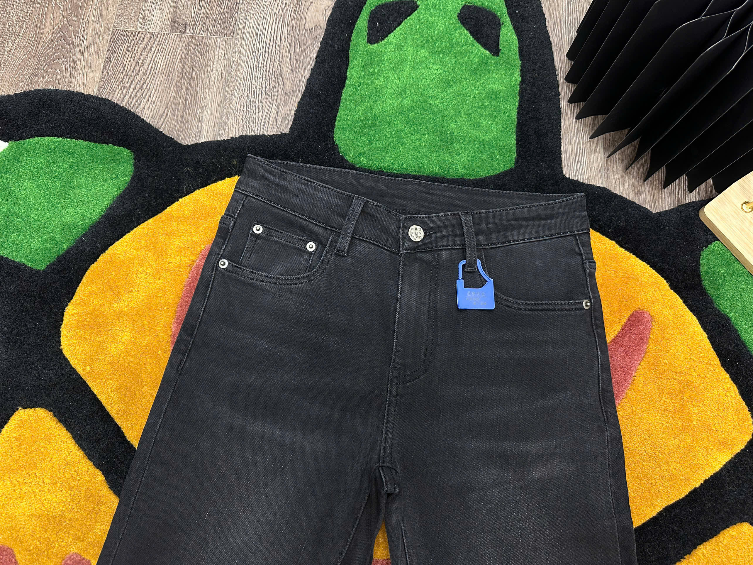 Quần jean Louis Vuitton LV Đen họa tiết túi sau Like Auth MK