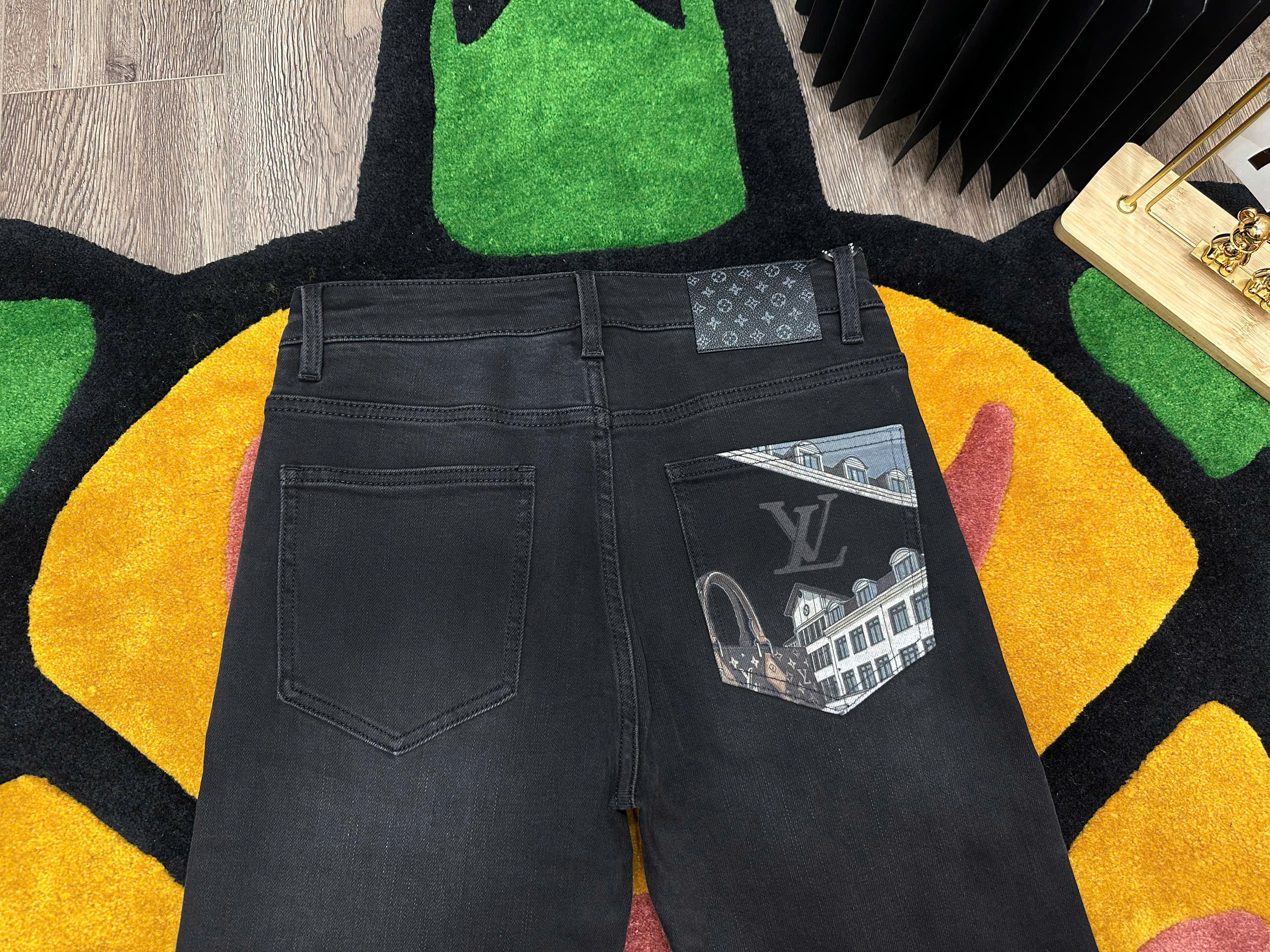 Quần jean Louis Vuitton LV Đen họa tiết túi sau Like Auth MK