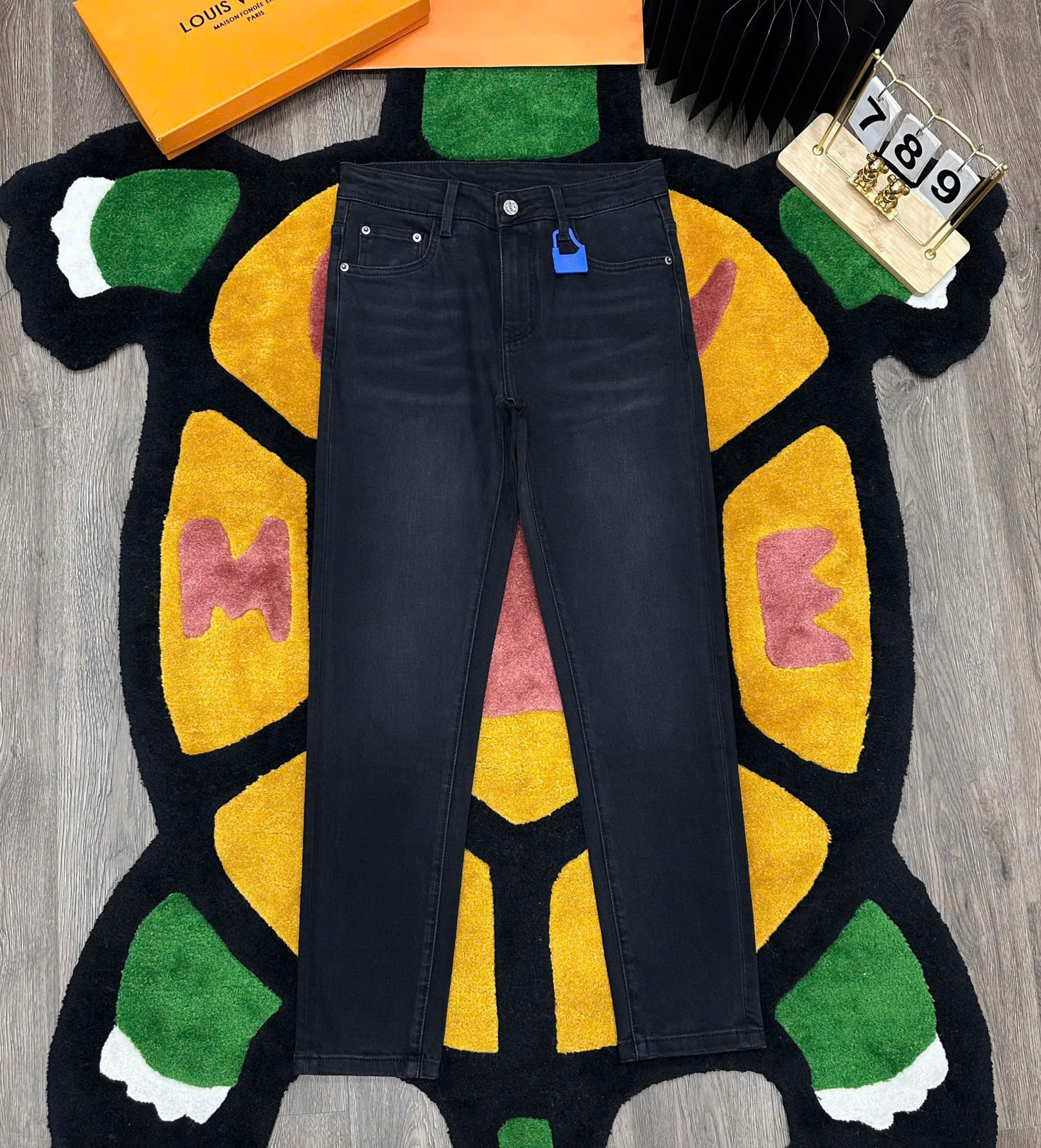 Quần jean Louis Vuitton LV Đen họa tiết túi sau Like Auth MK