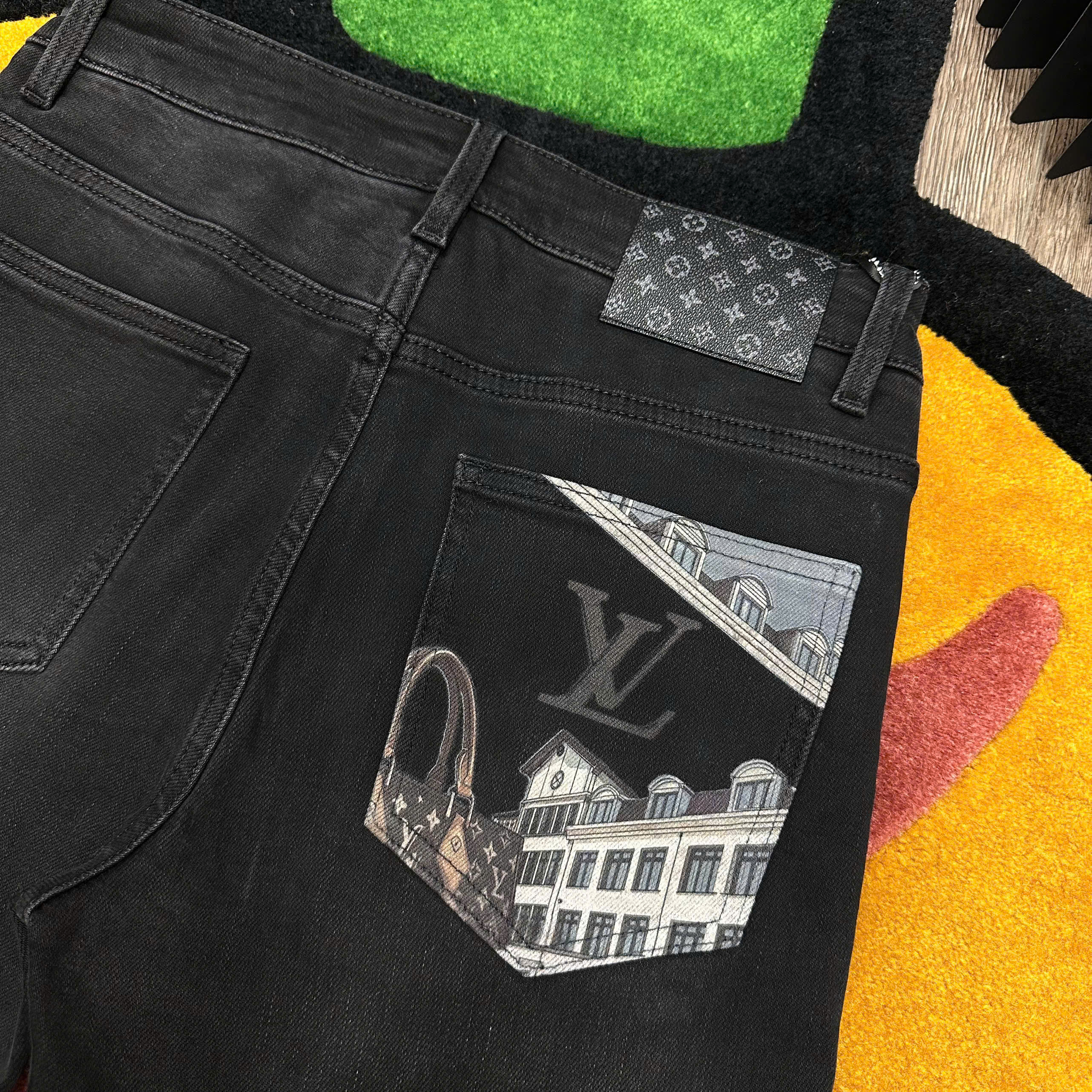 Quần jean Louis Vuitton LV Đen họa tiết túi sau Like Auth MK