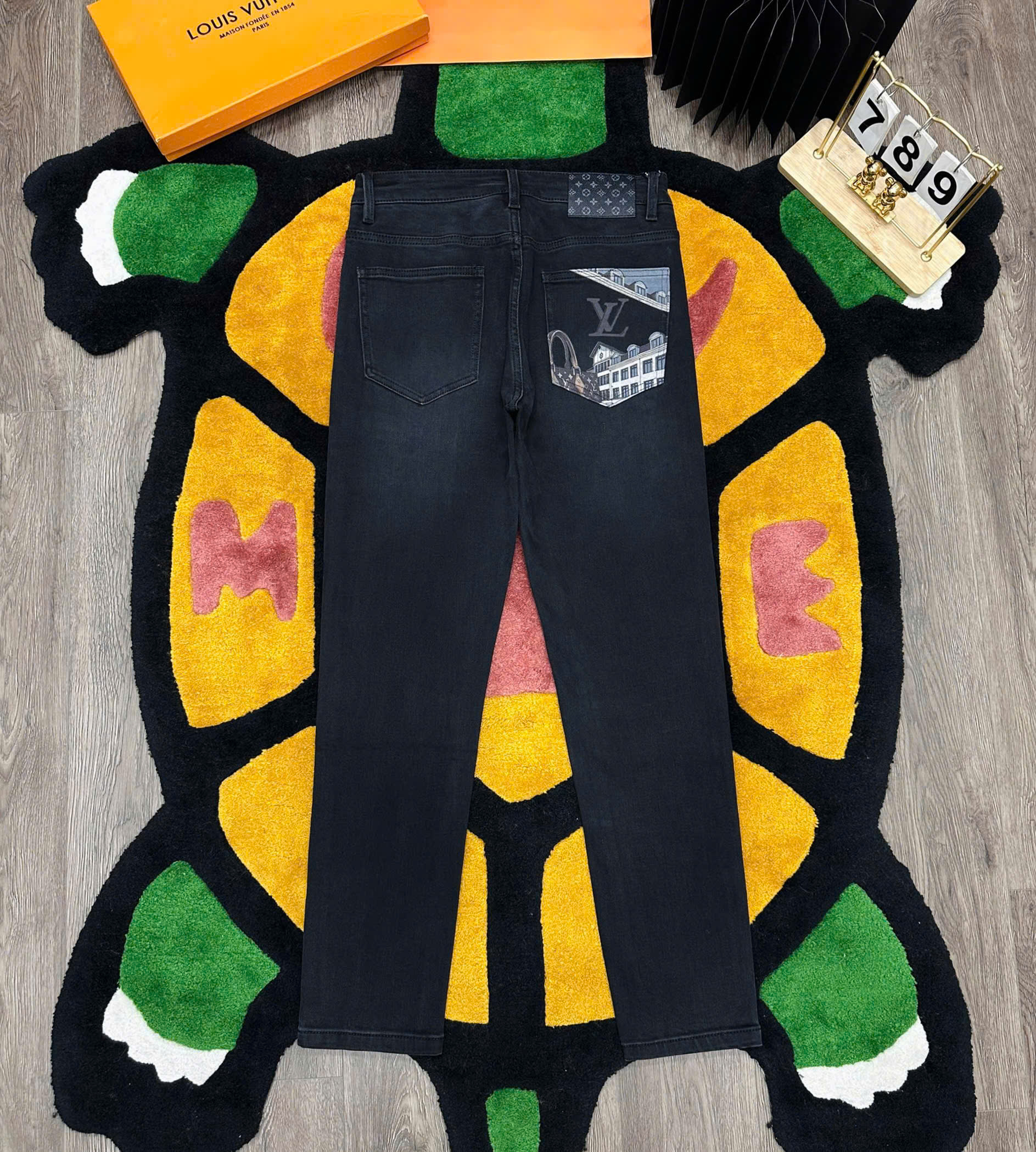 Quần jean Louis Vuitton LV Đen họa tiết túi sau Like Auth MK