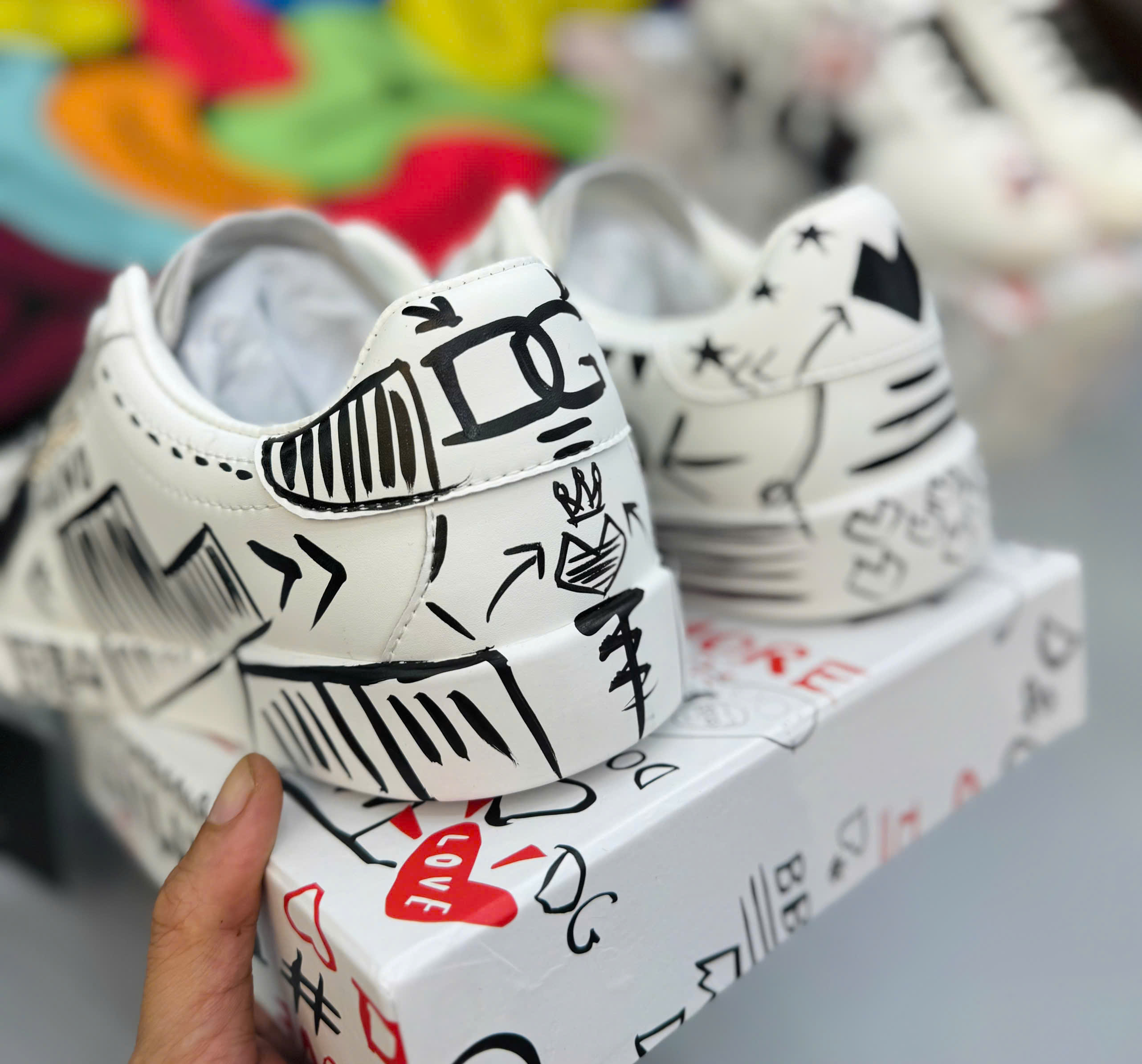 Giày sneaker Dolce Gabbana DG Trắng họa tiết chữ Đen full Like Auth fullbox MK